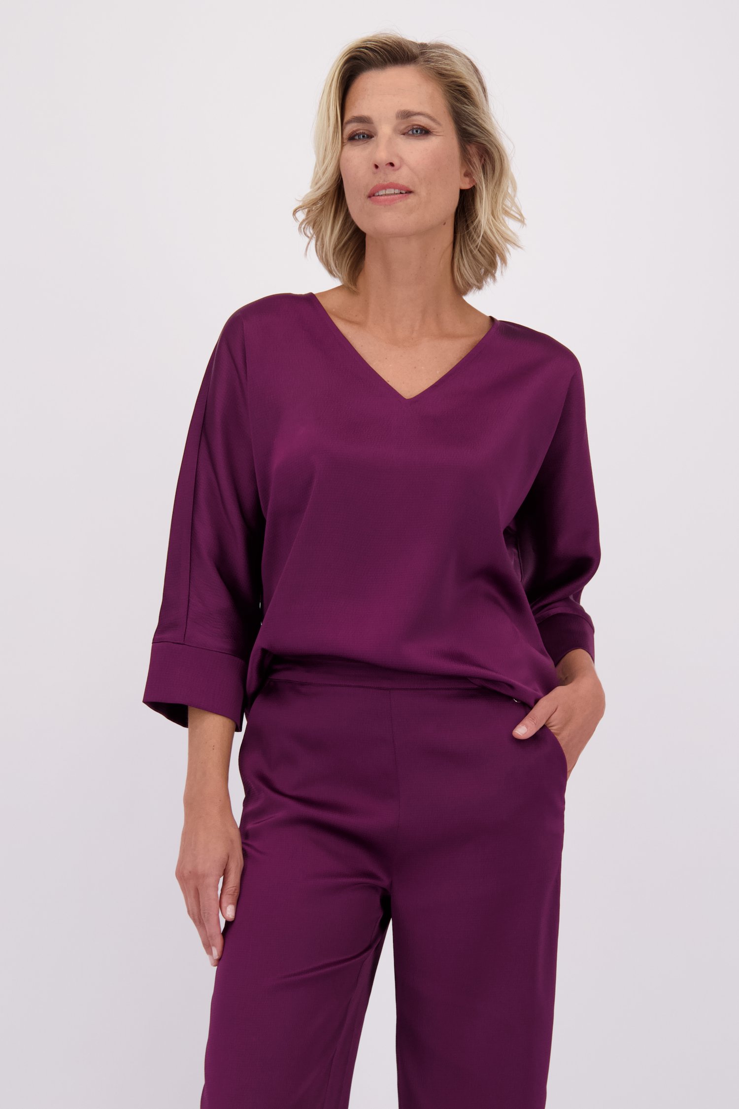 Le devant de Blouse violette brillante de Claude Arielle pour Femmes