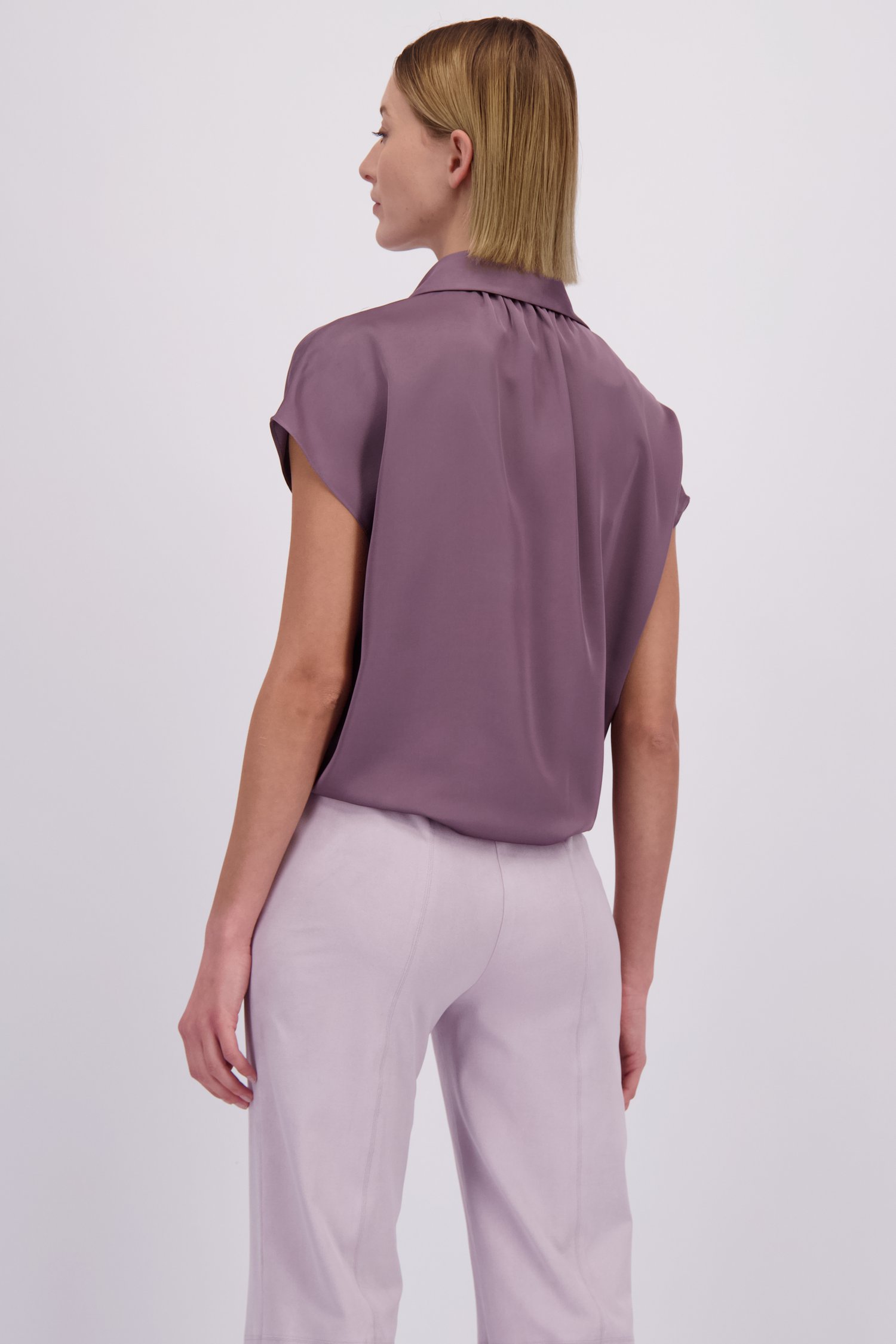 Le dos de  Blouse violette en tissu brillant de D'Auvry pour Femmes