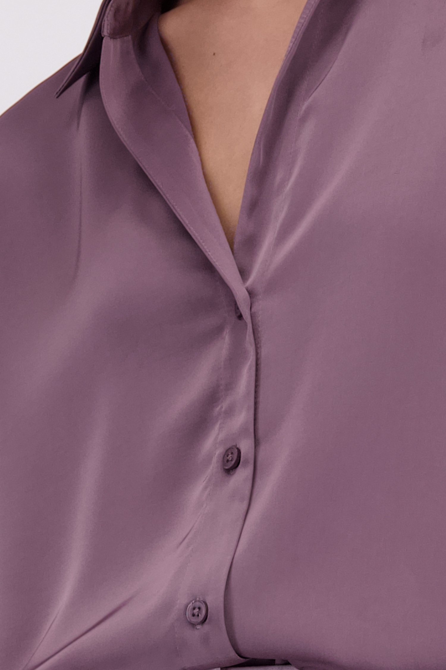 Détail de  Blouse violette en tissu brillant de D'Auvry pour Femmes