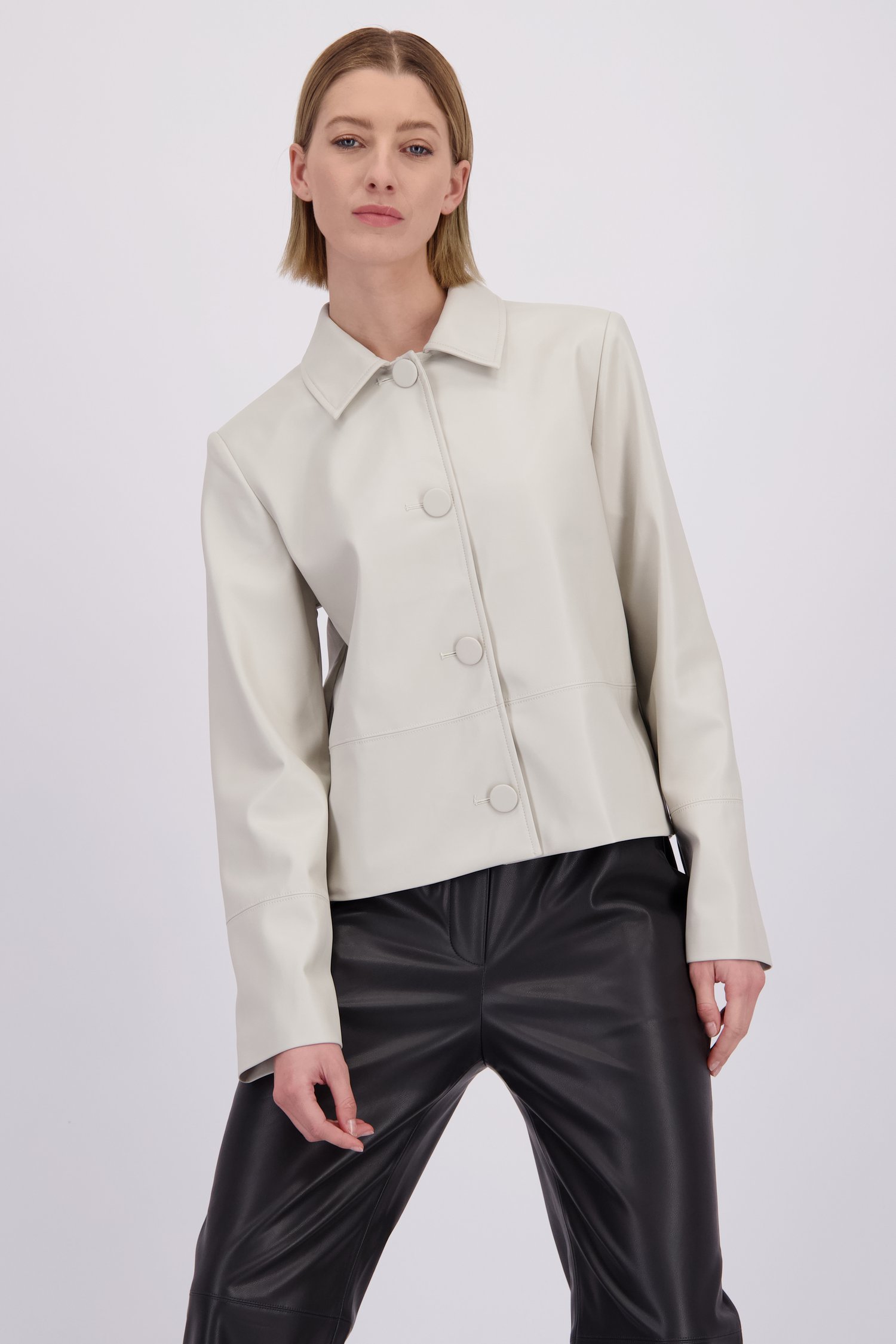 Le devant de  Blouson gris clair en simili-cuir de D'Auvry pour Femmes