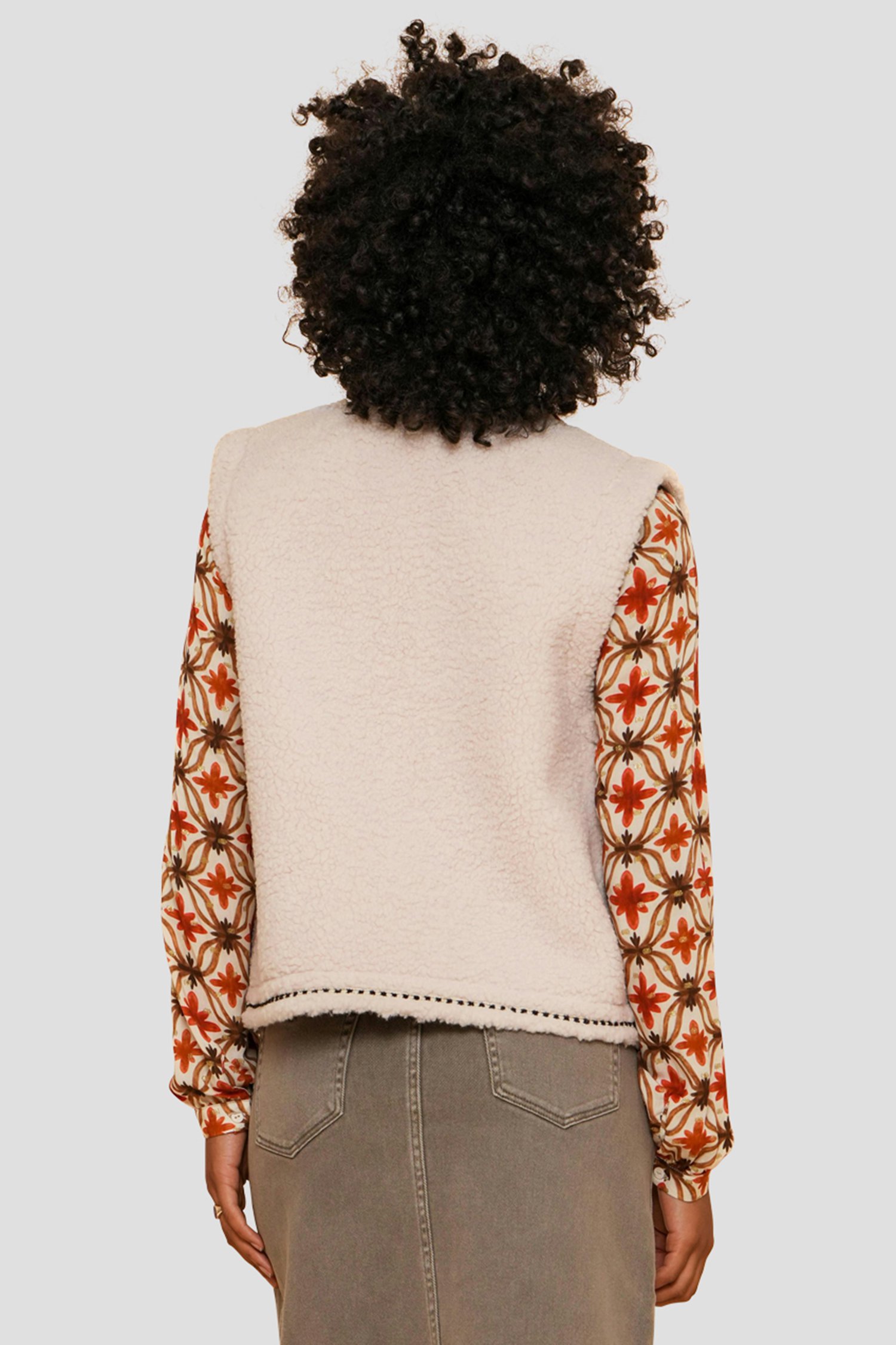 Le dos de  Bodywarmer réversible écru avec teddy de Geisha pour Femmes