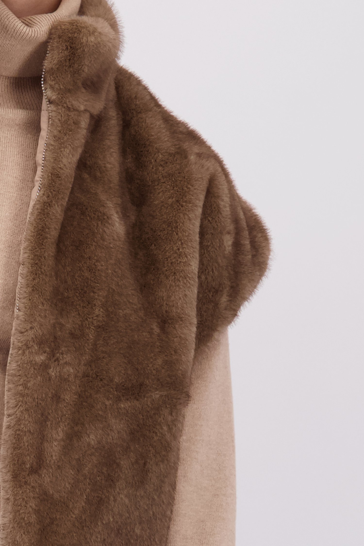 Détail de Bodywarmer taupe en fausse fourrure – Réversible de e5 pour Femmes