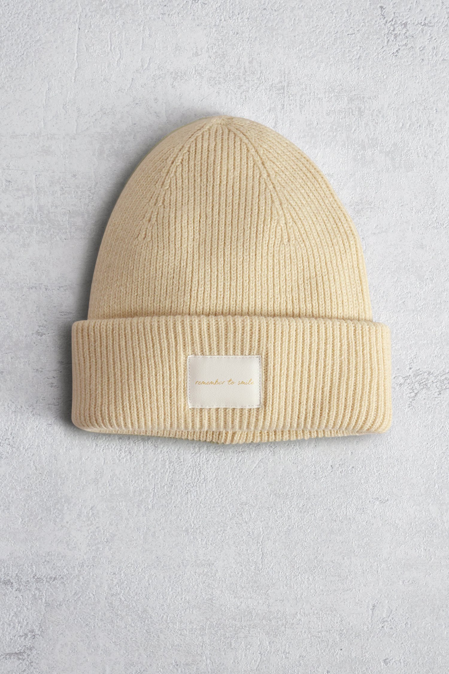 Le devant de Bonnet tricoté beige à inscription dorée de Liberty Island pour Femmes