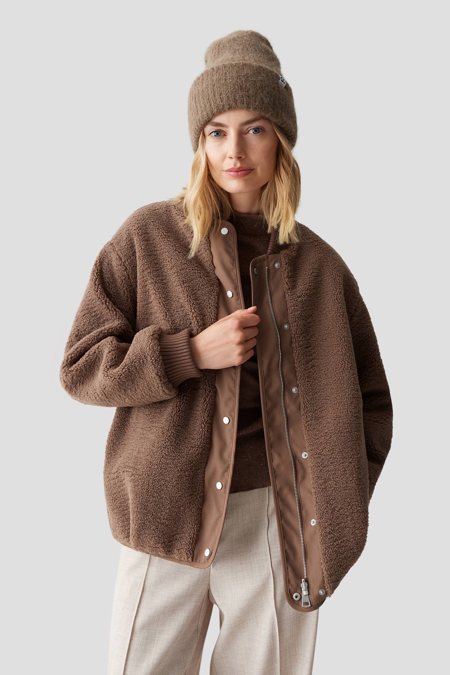 Le devant de Bonnet tricoté brun de Opus pour Femmes