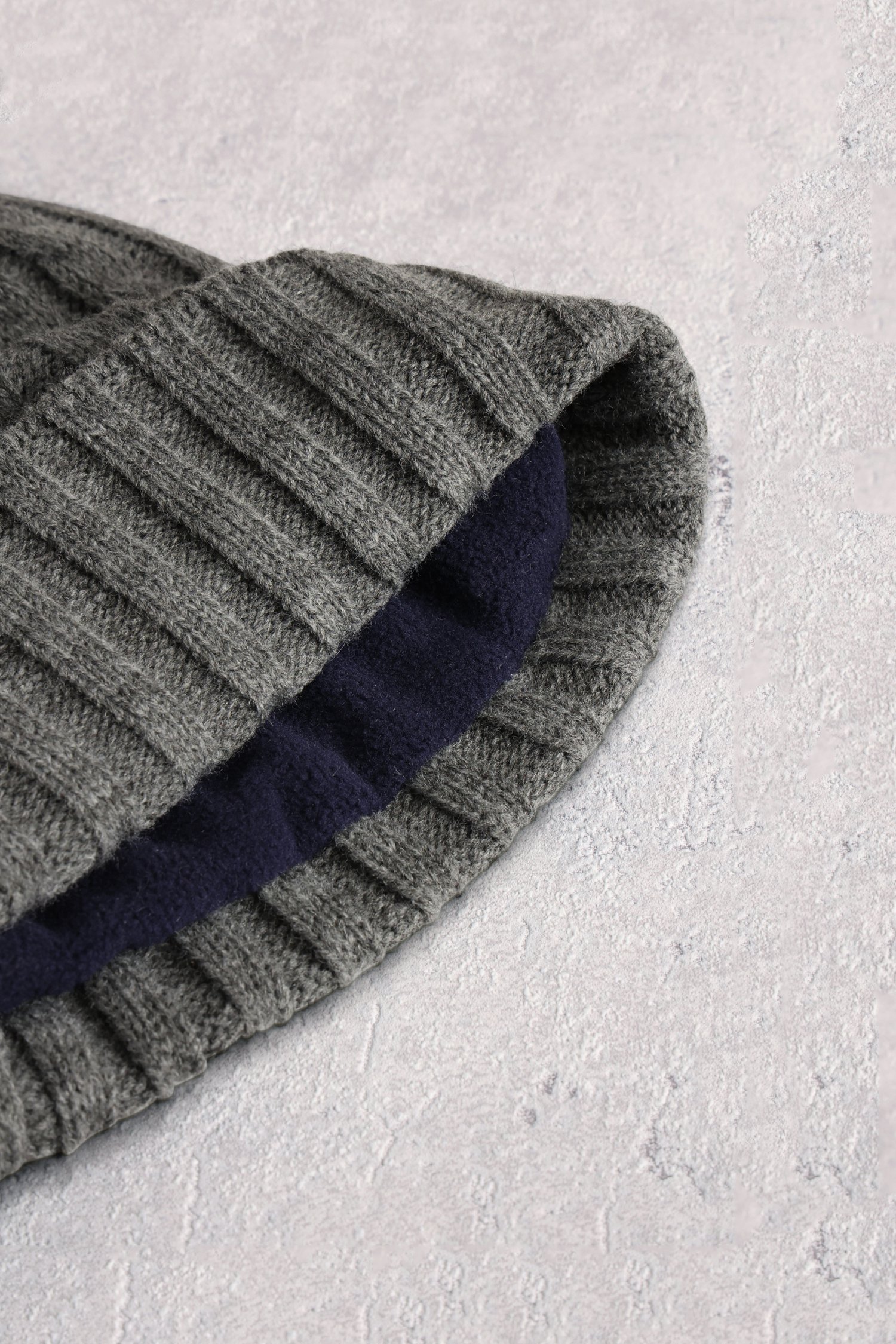 Photo produit 1 de Bonnet tricoté gris à motif torsadé de Liberty Island pour Hommes