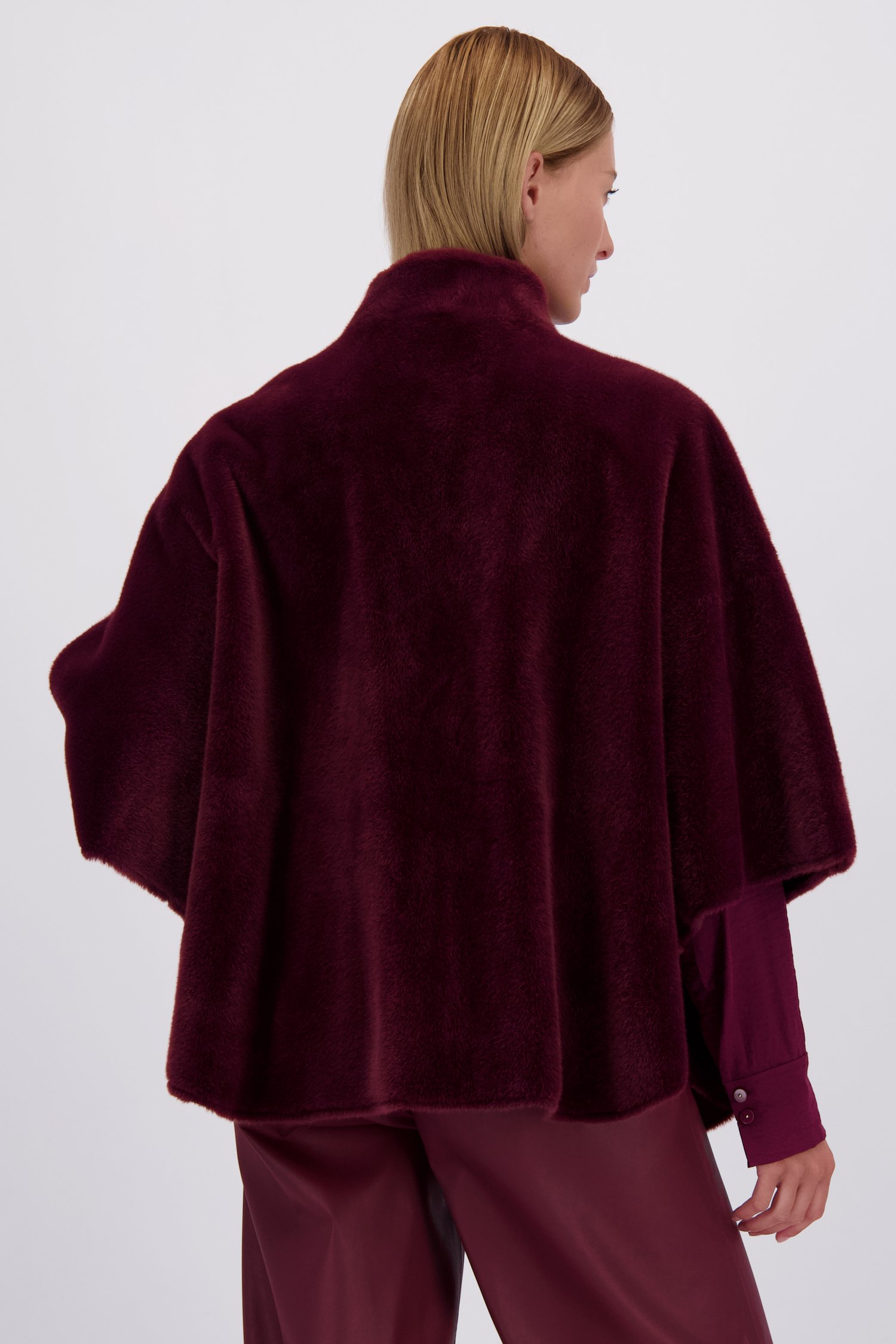 Achterkant van Bordeaux faux fur jas door D'Auvry voor Dames