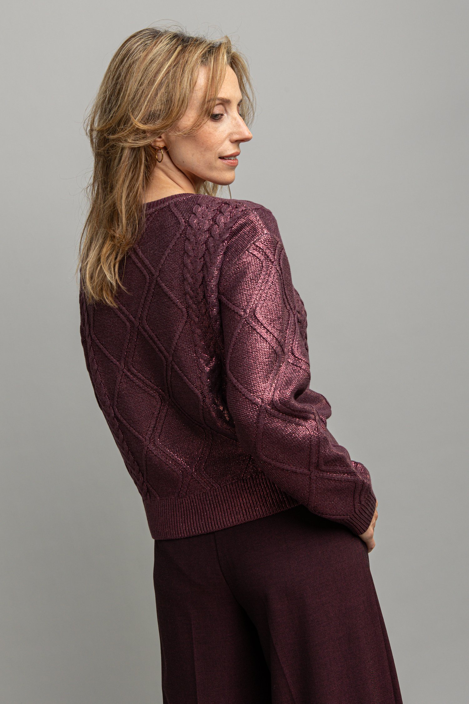 Detail van Bordeaux gebreide trui met glanzende coating door Louise voor Dames
