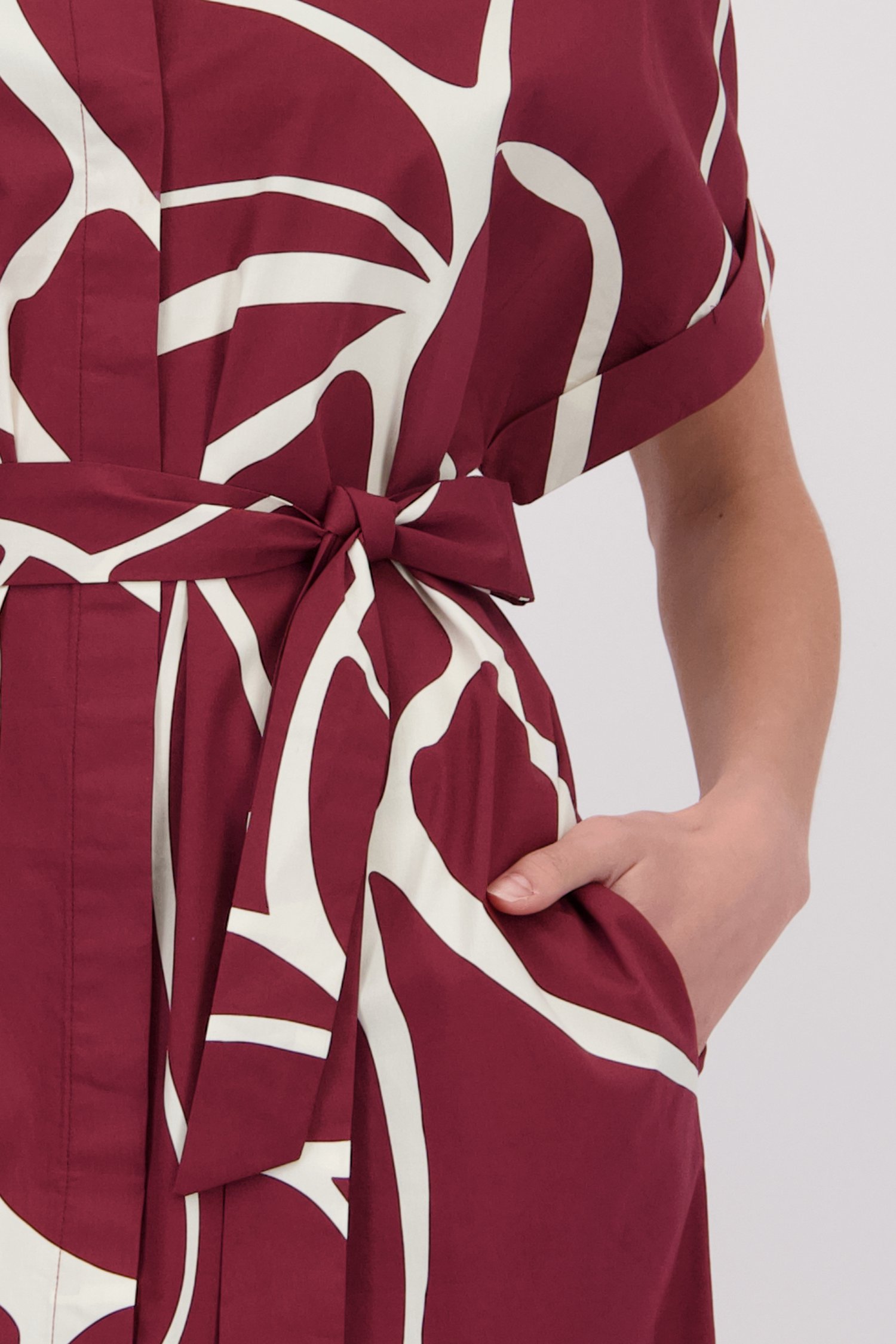 Detail van Bordeaux midikleedje met grafische print door D'Auvry voor Dames