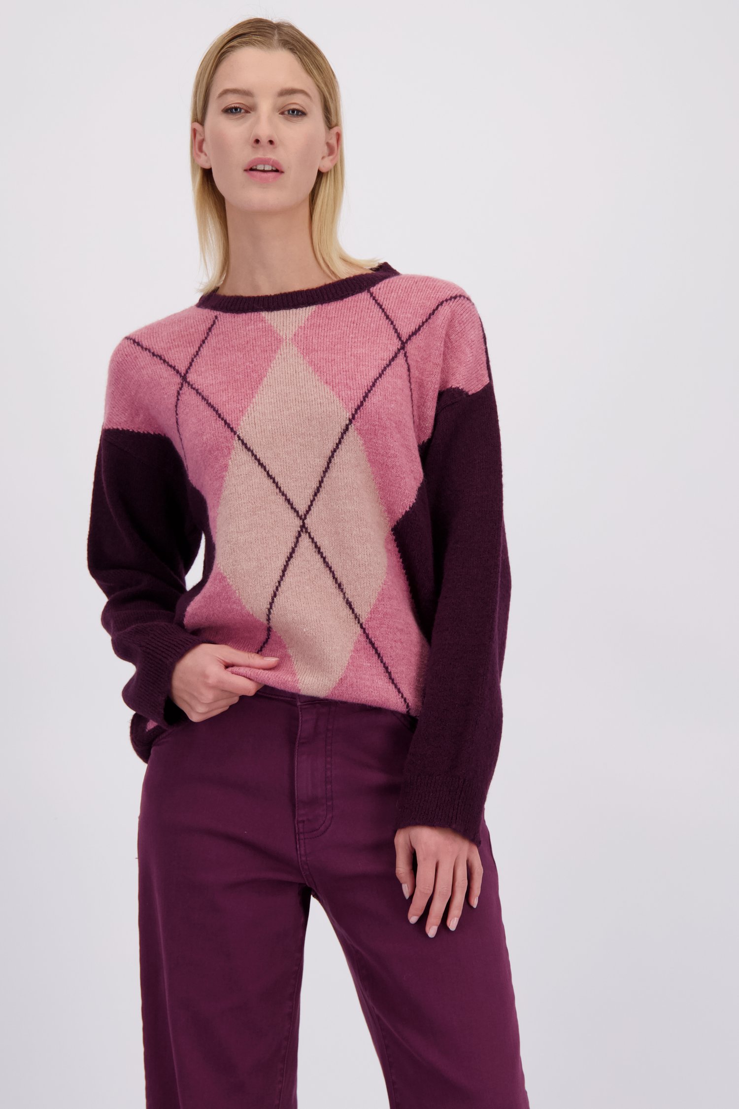 Voorkant van Bordeaux-roze geruite trui door More & More voor Dames