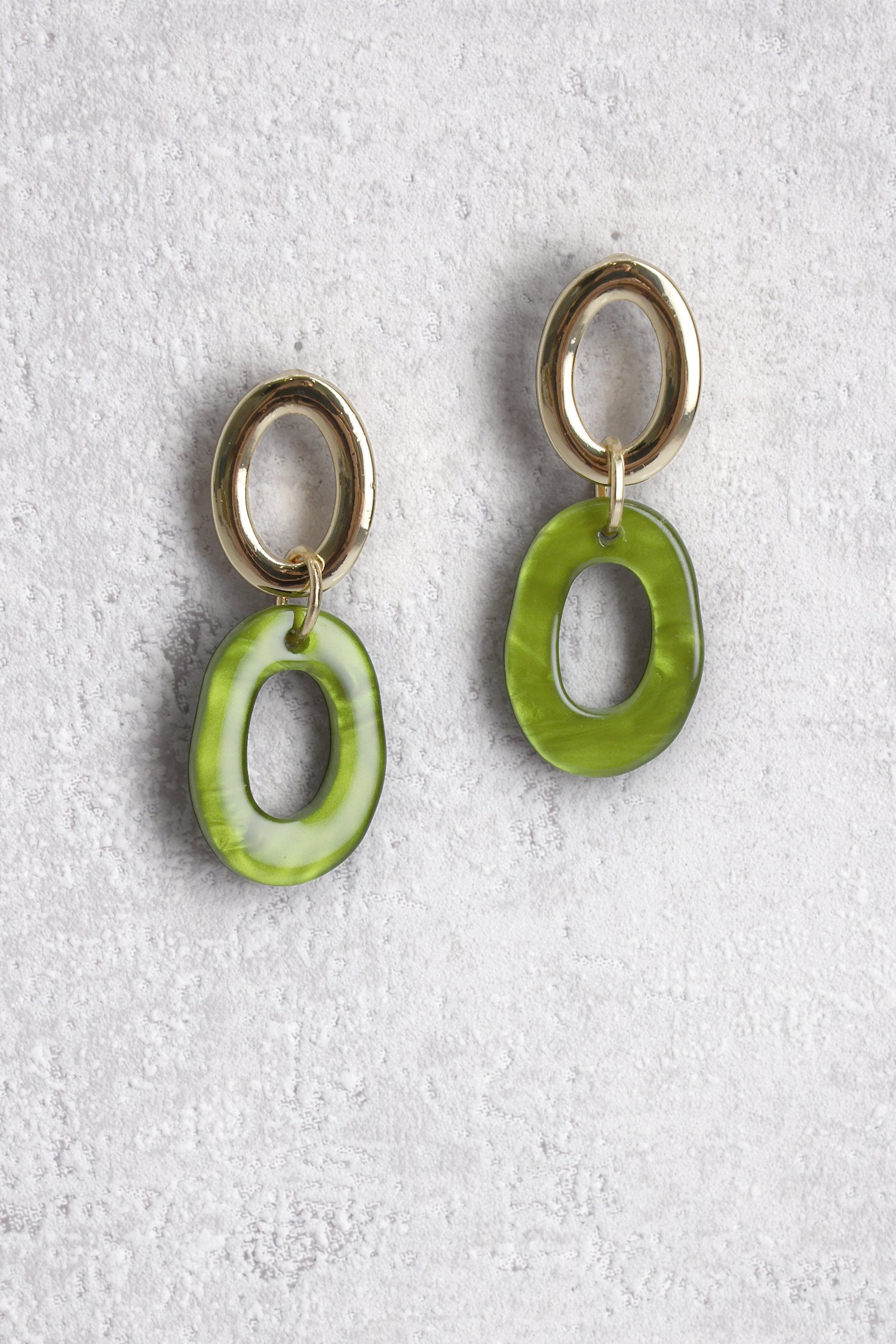 Le devant de Boucles d’oreilles dorées avec pendentif vert de Liberty Island pour Femmes