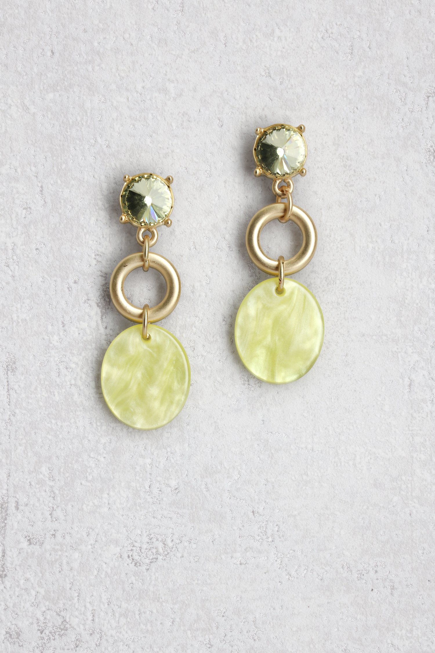 Le devant de Boucles d’oreilles dorées avec pendentif vert  de Liberty Island pour Femmes