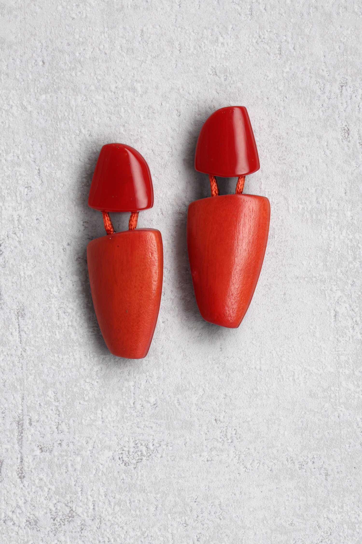 Le devant de Boucles d'oreilles rouges avec éléments de forme de Liberty Island pour Femmes
