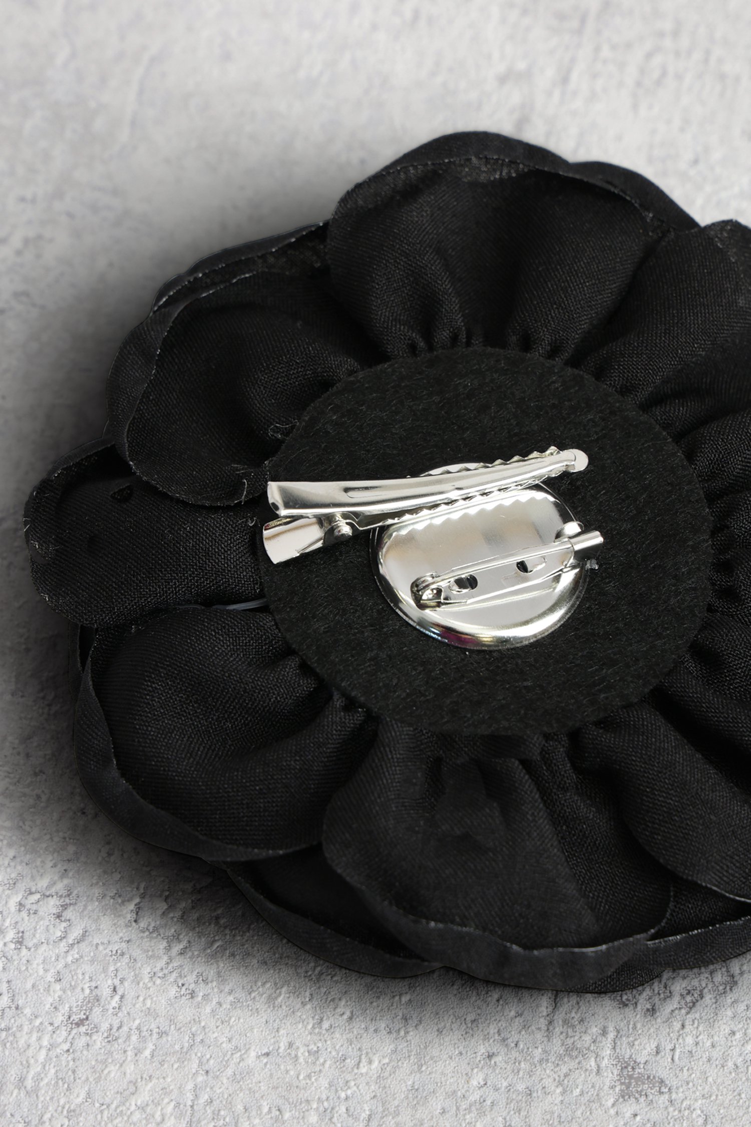 Photo produit 1 de Broche fleur noire de Liberty Island pour Femmes