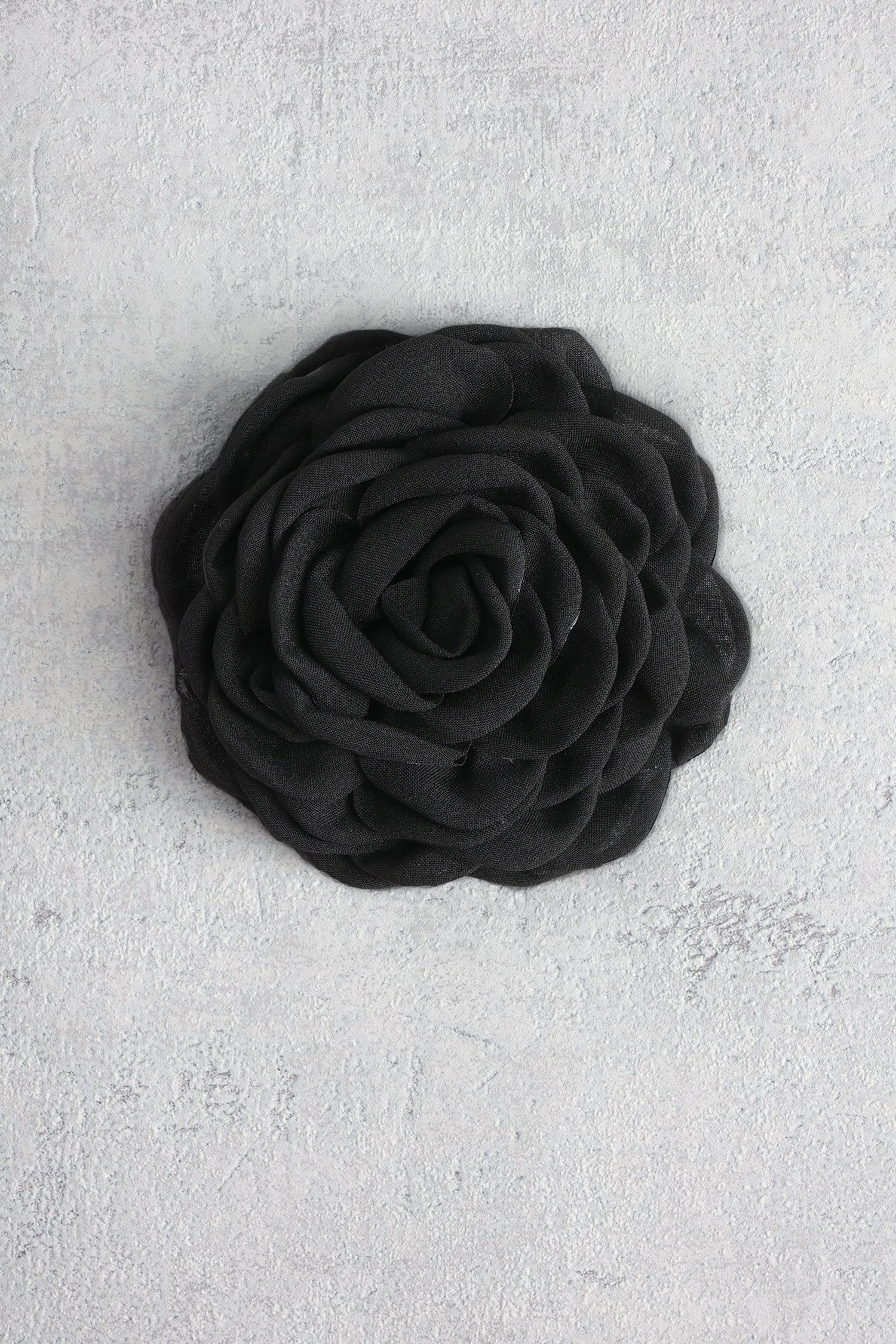Le devant de Broche fleur noire de Liberty Island pour Femmes