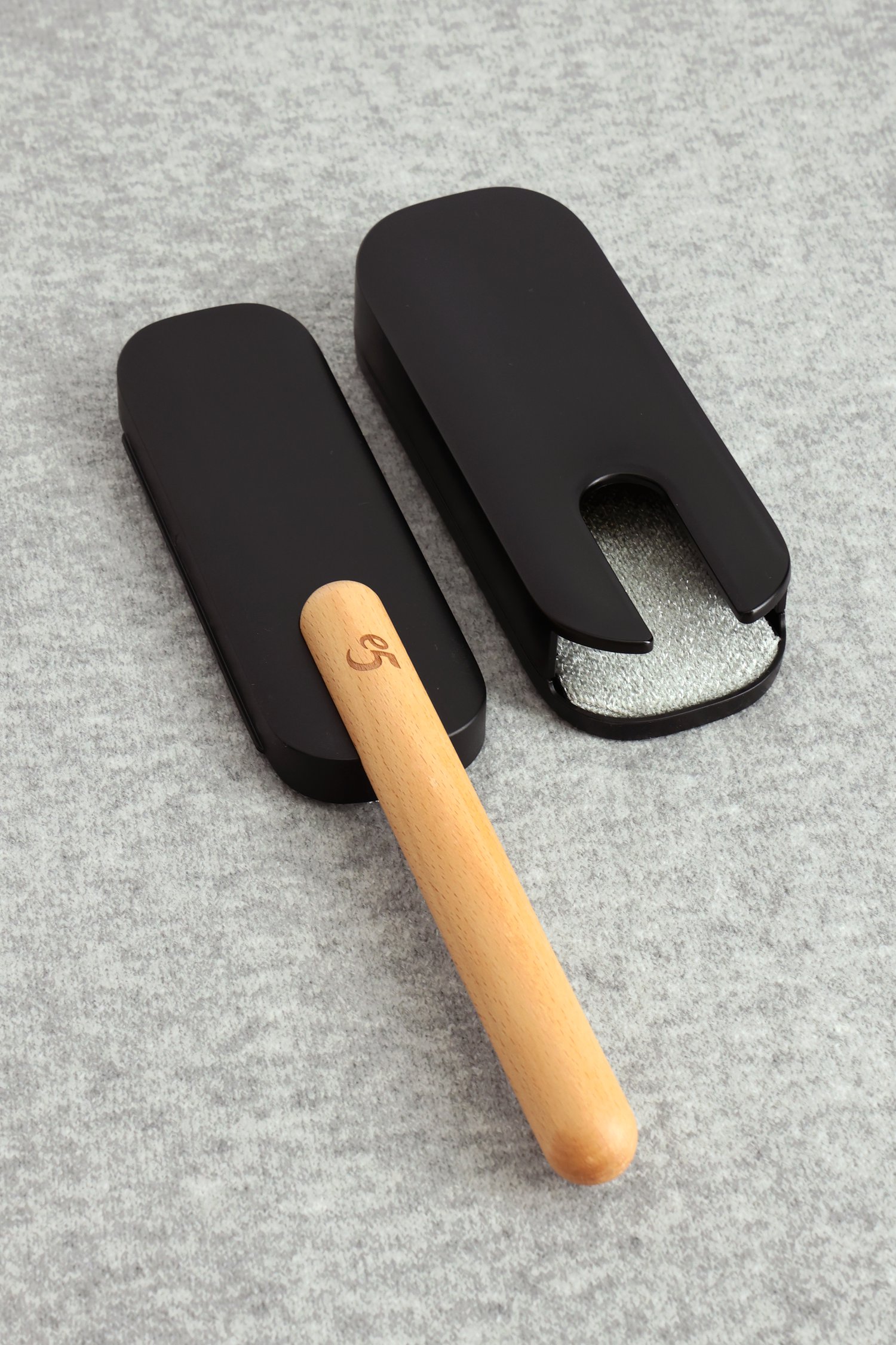 Photo produit 1 de Brosse à vêtements noir  de e5 pour Femmes