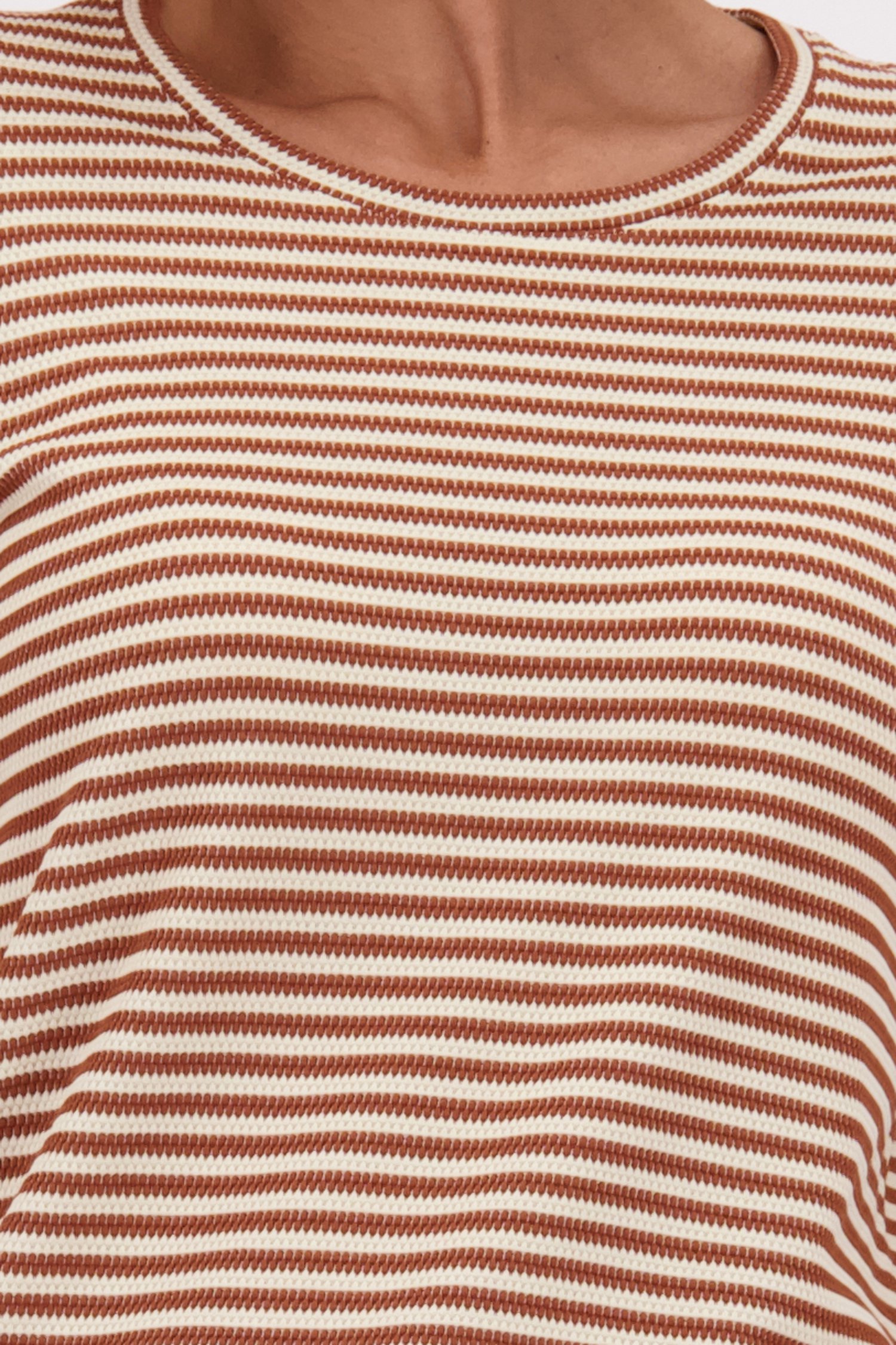 Detail van Bruin-beige gestreept T-shirt  door Claude Arielle voor Dames