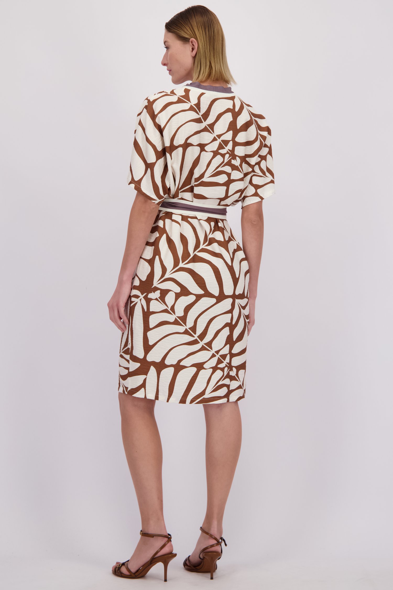 Achterkant van Bruin kleedje met ecru bladerprint door D'Auvry voor Dames