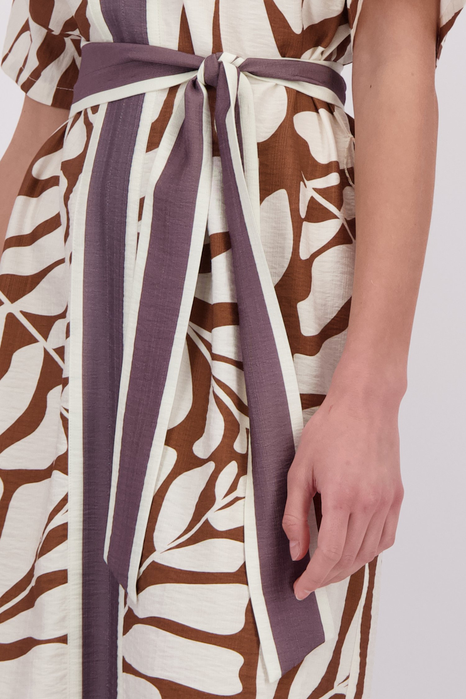 Detail van Bruin kleedje met ecru bladerprint door D'Auvry voor Dames