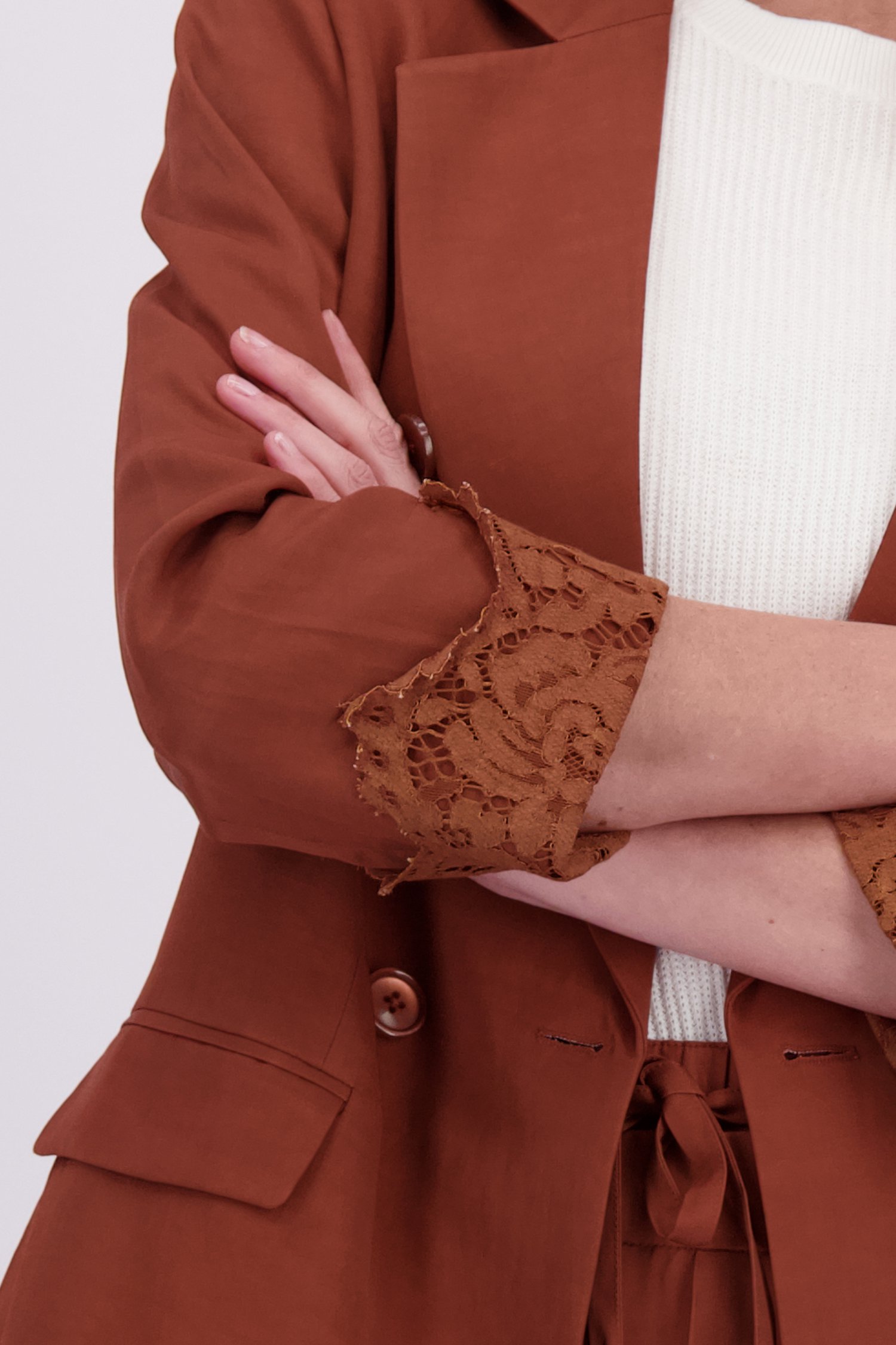 Detail van Bruine blazer met broderie door AC by Annelien Coorevits voor Dames