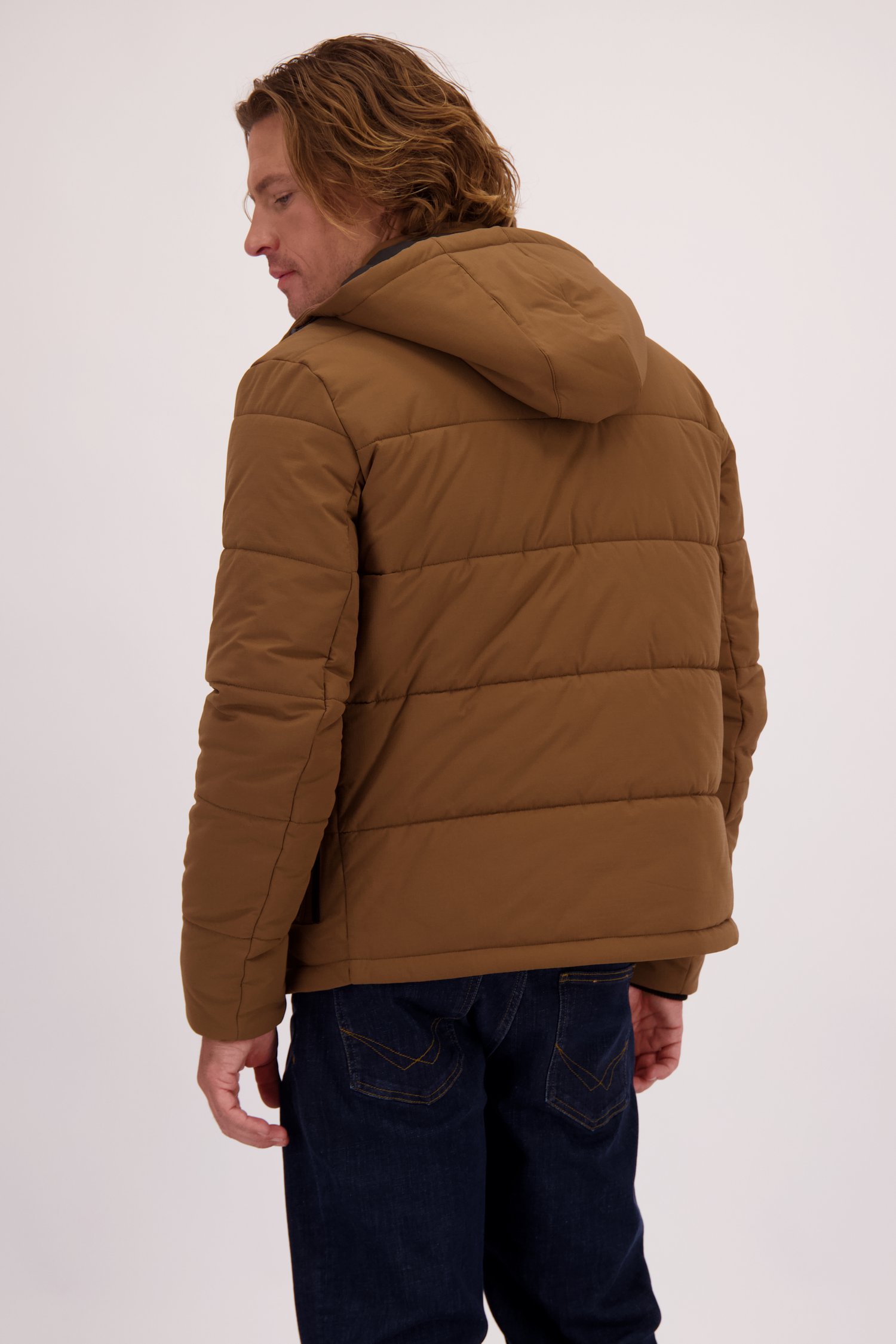 Achterkant van Bruine gewatteerde jas met afneembare kap door Ravøtt voor Heren