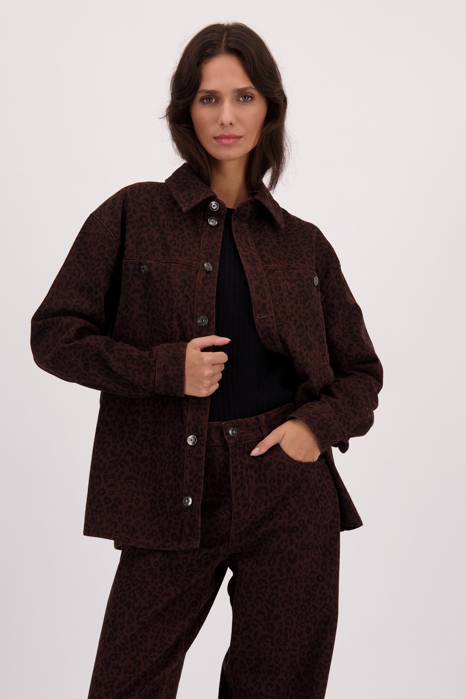 Voorkant van Bruine jeansvest met luipaardprint door Louise voor Dames