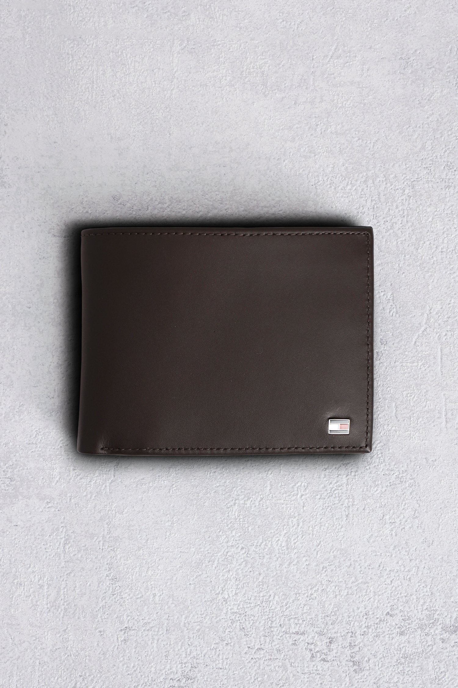 Voorkant van Bruine lederen portemonnee  door Tommy Hilfiger voor Heren