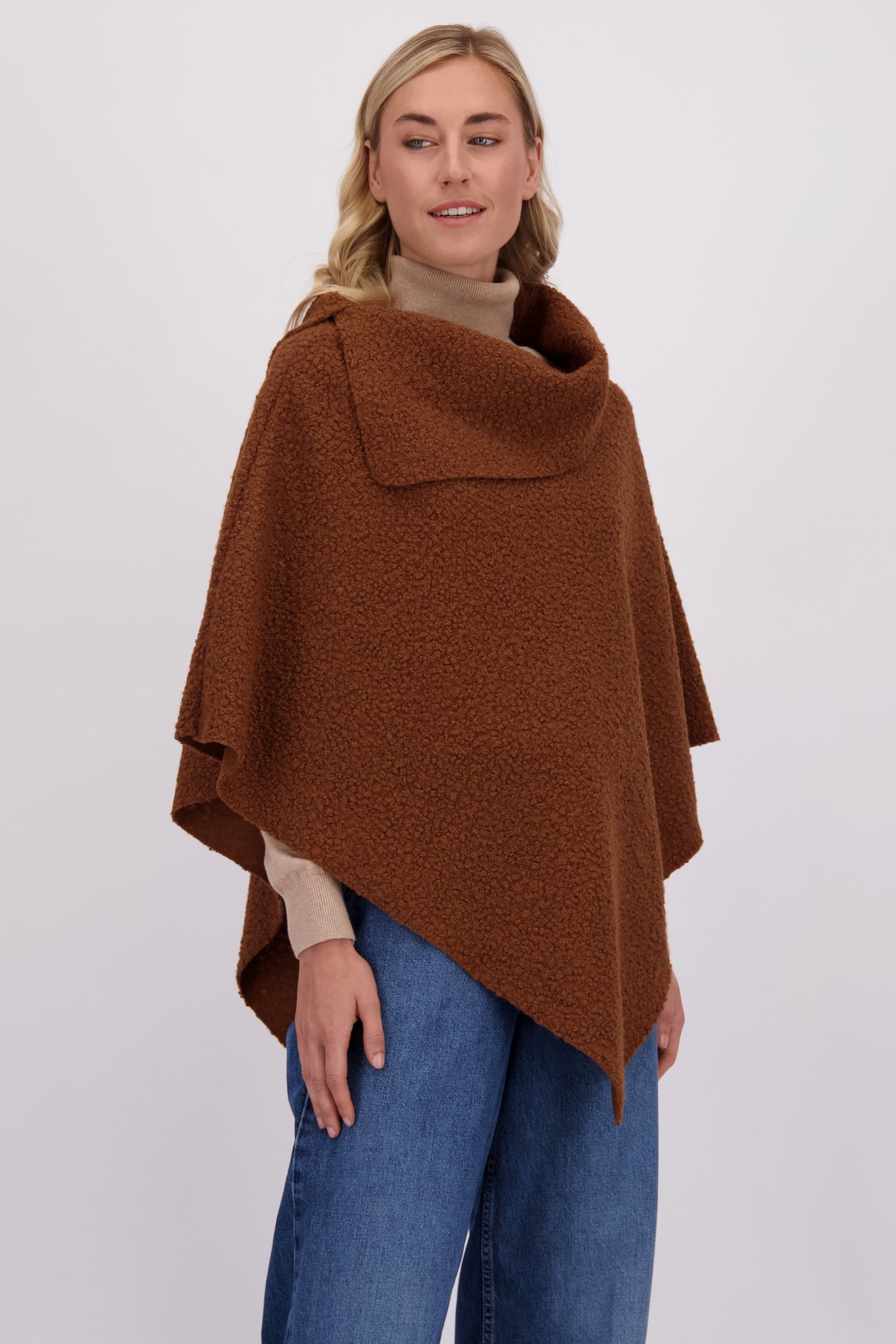 Voorkant van Bruine poncho met bouclé look door Modeno voor Dames
