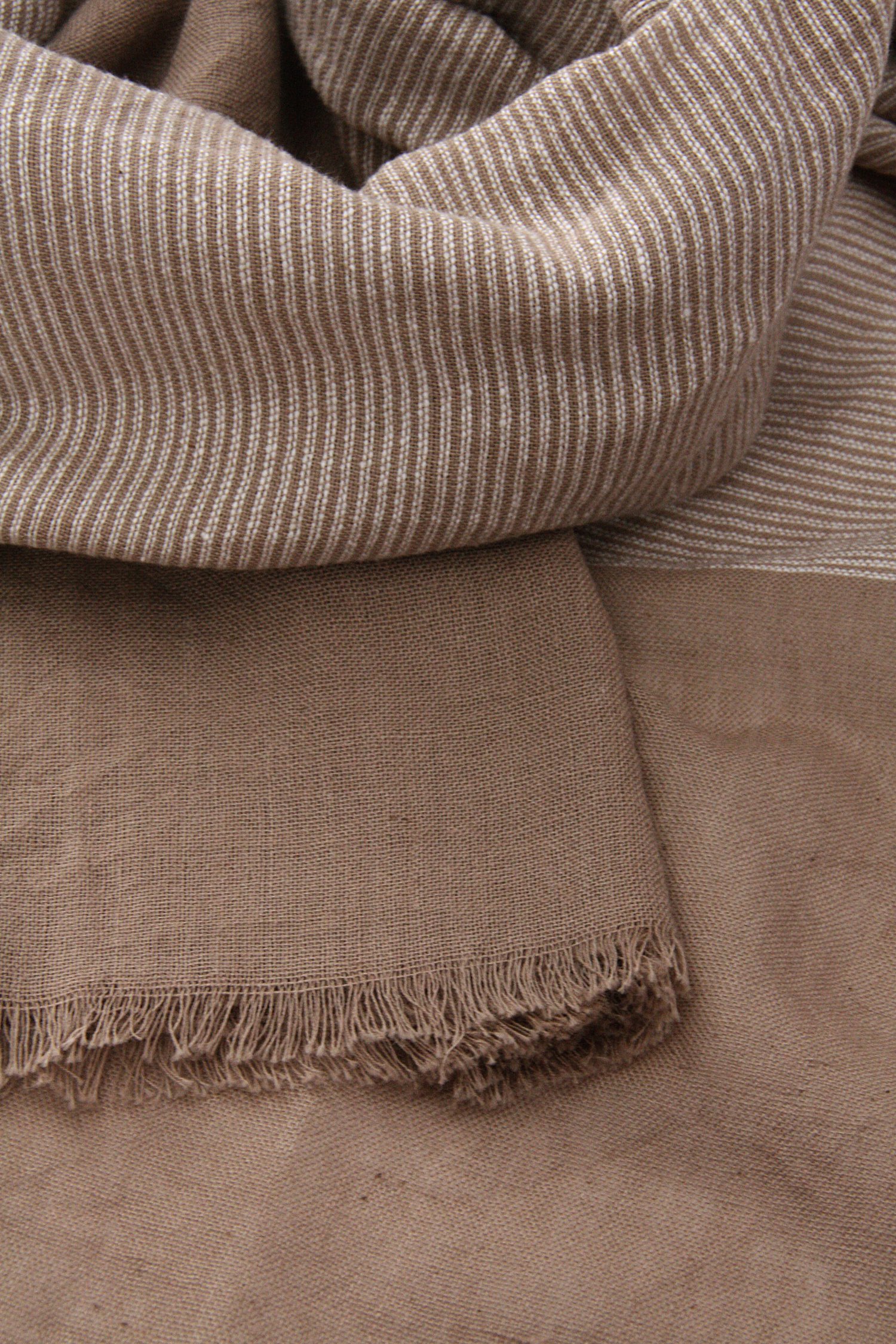 Bruine sjaal met streepjes van Ravøtt voor Heren