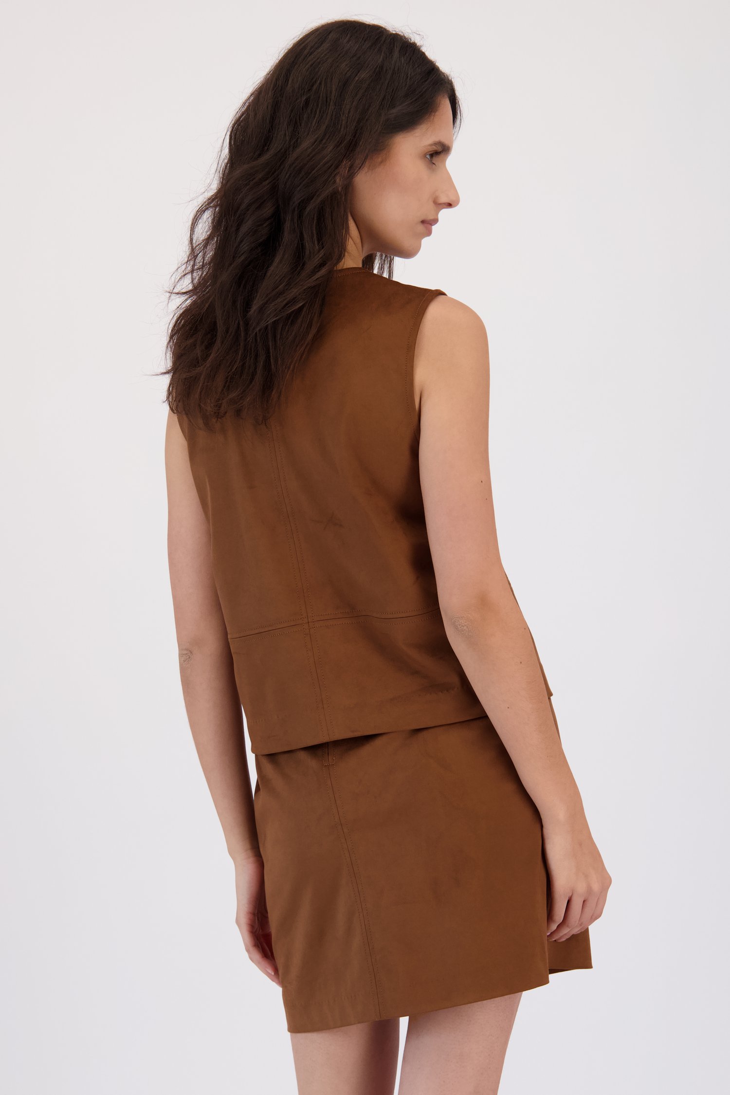 Achterkant van Bruine top met suède look door Louise voor Dames