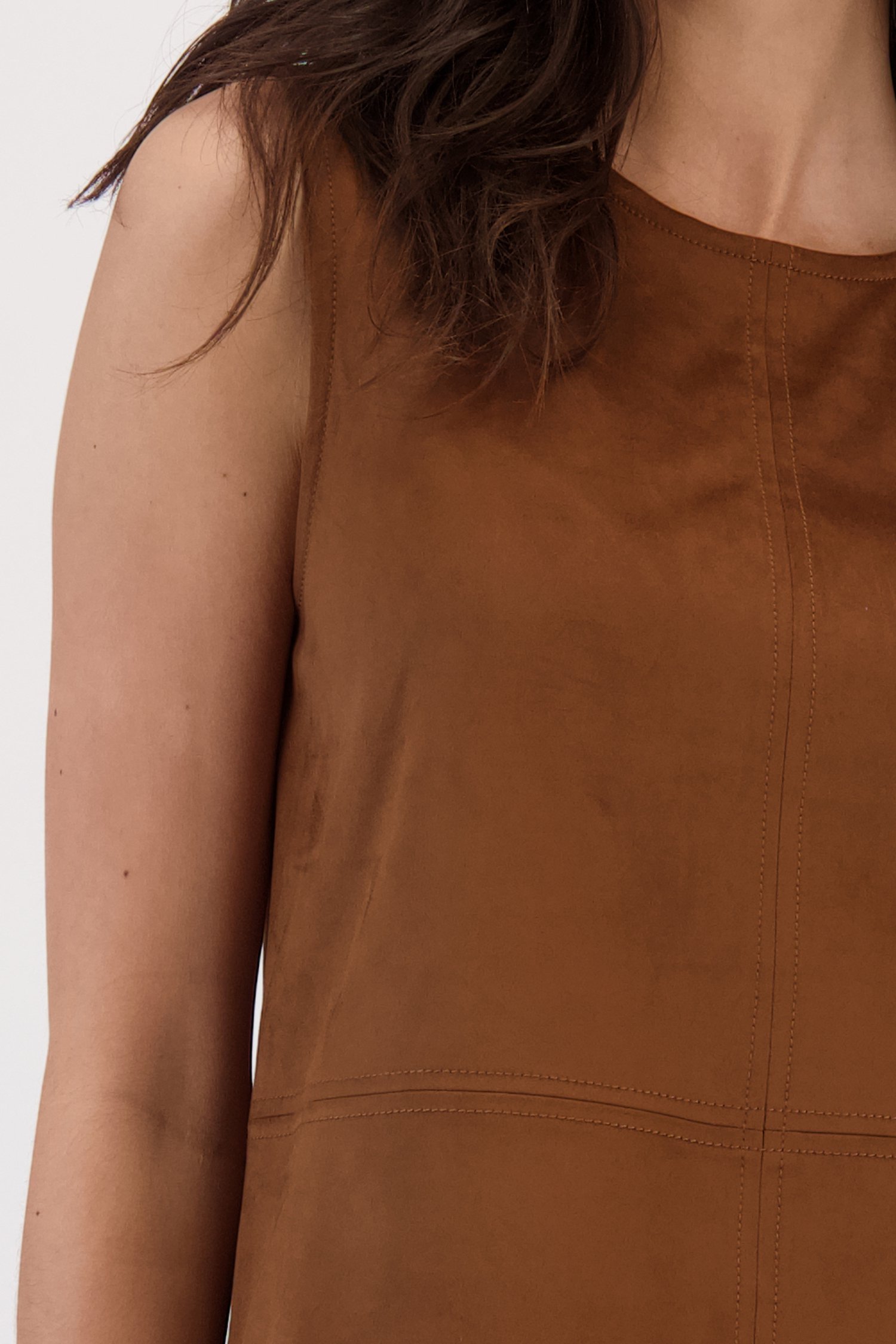 Detail van Bruine top met suède look door Louise voor Dames