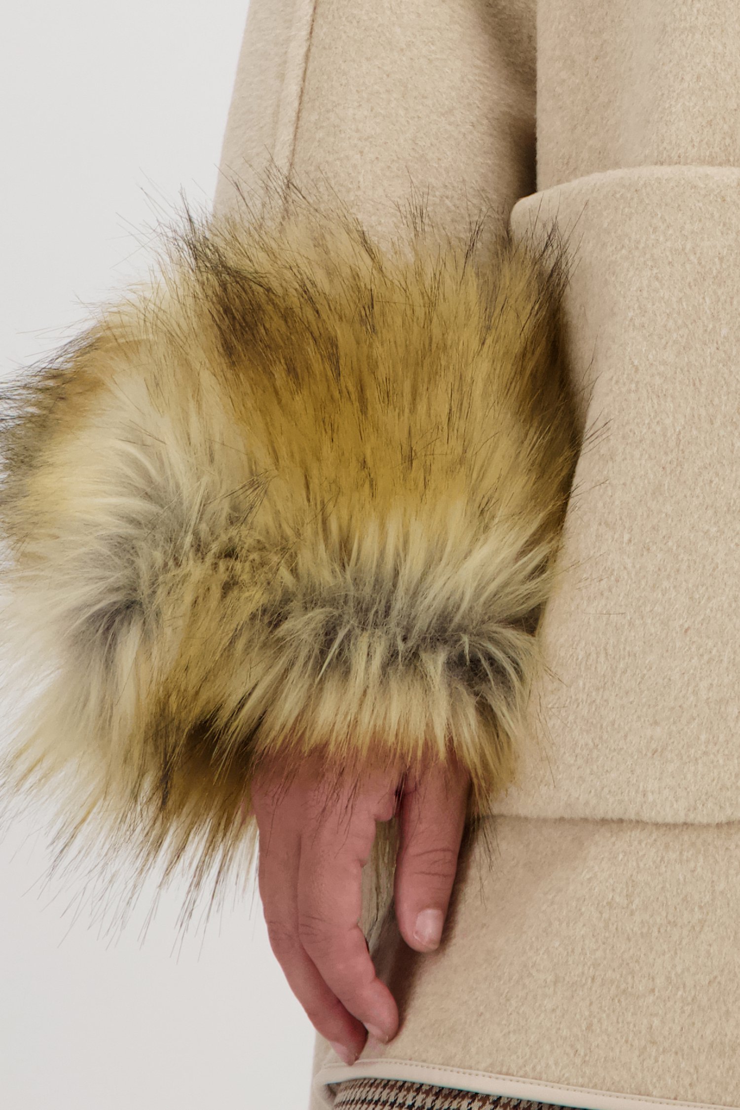 Cape beige  de Claude Arielle pour Femmes