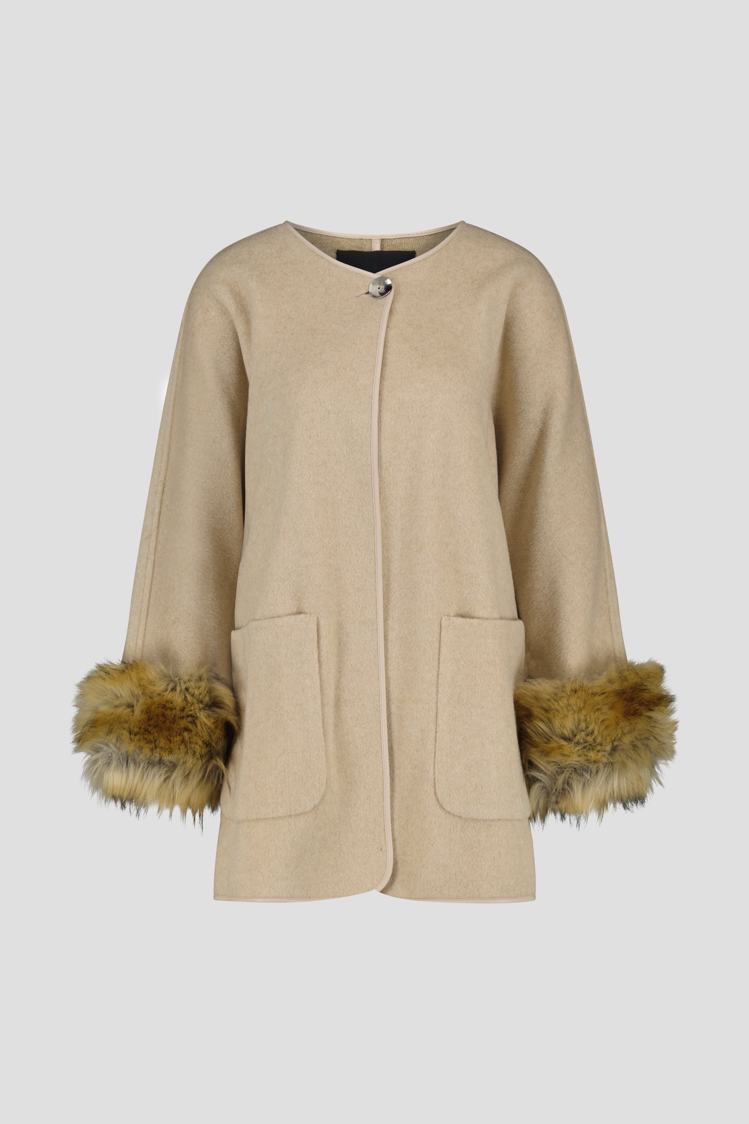 Cape beige  de Claude Arielle pour Femmes