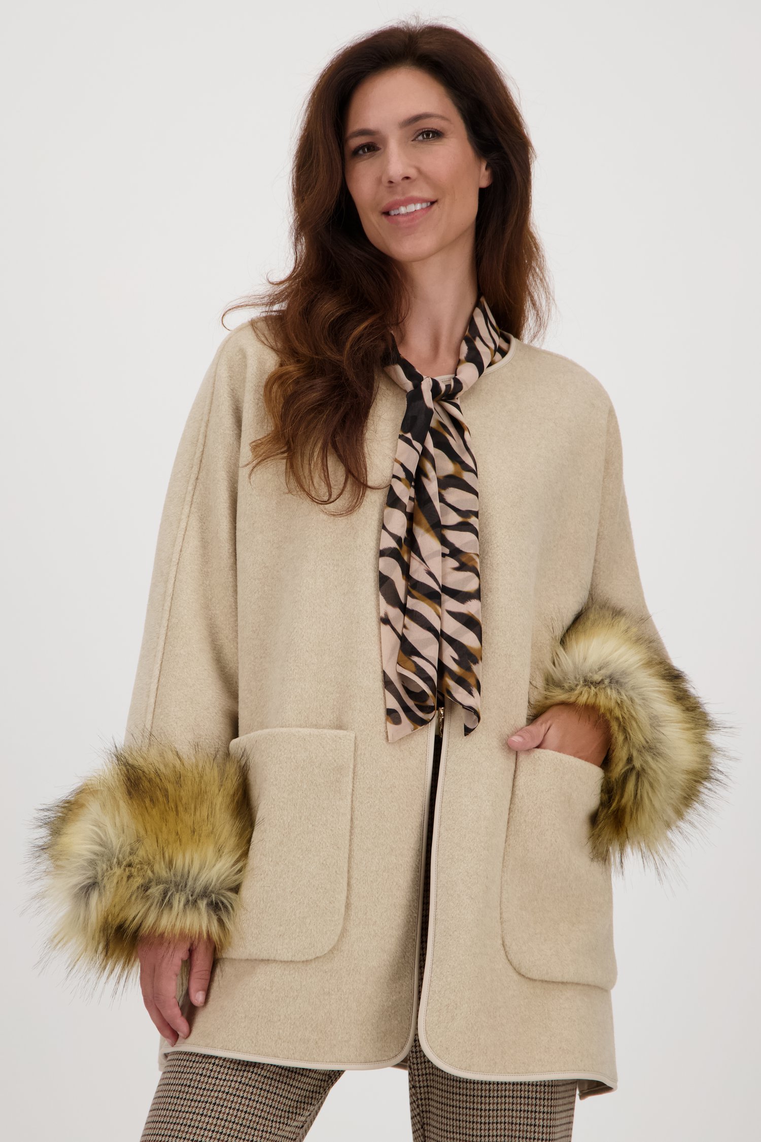 Cape beige  de Claude Arielle pour Femmes
