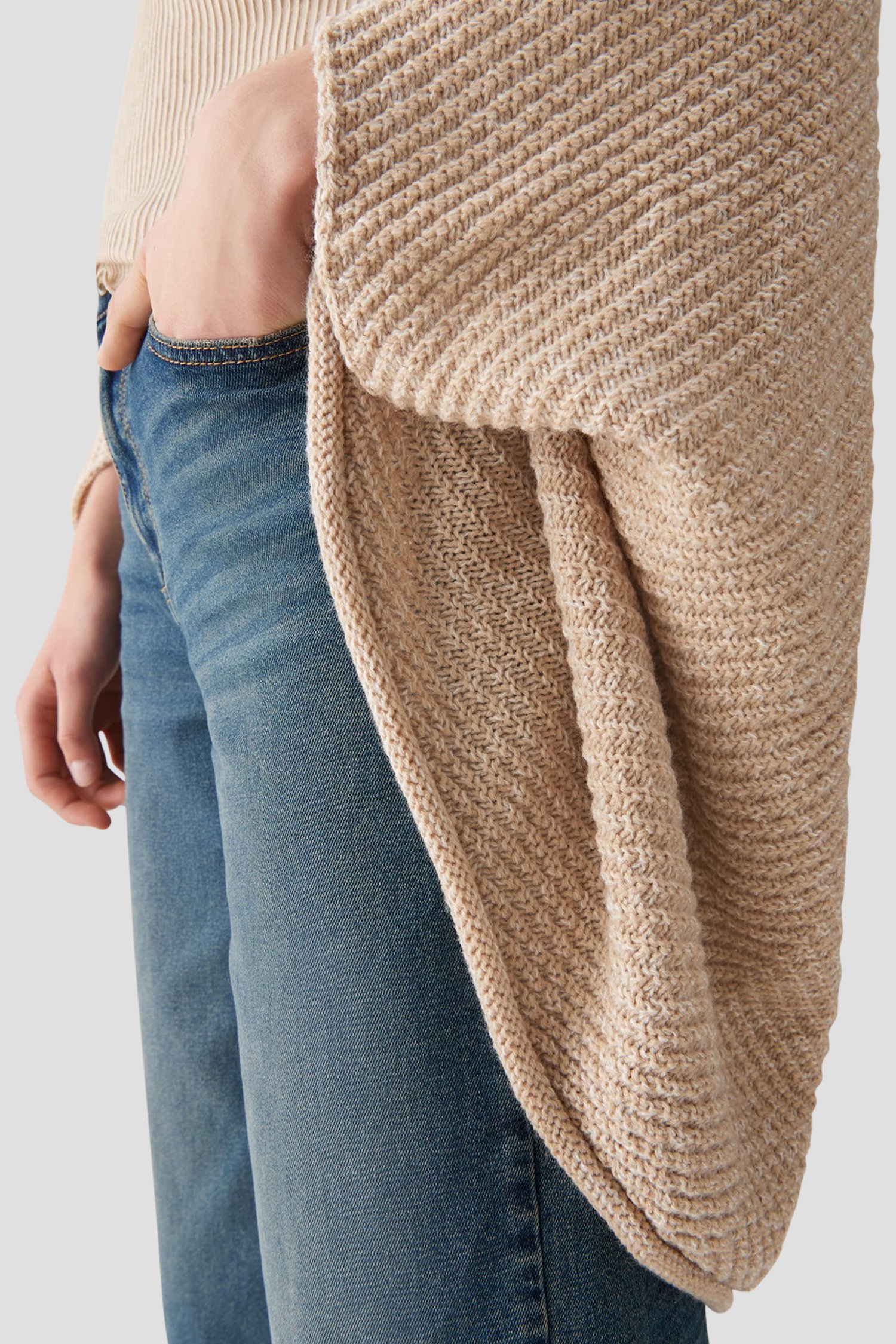 Détail de Cape tricotée beige de Opus pour Femmes