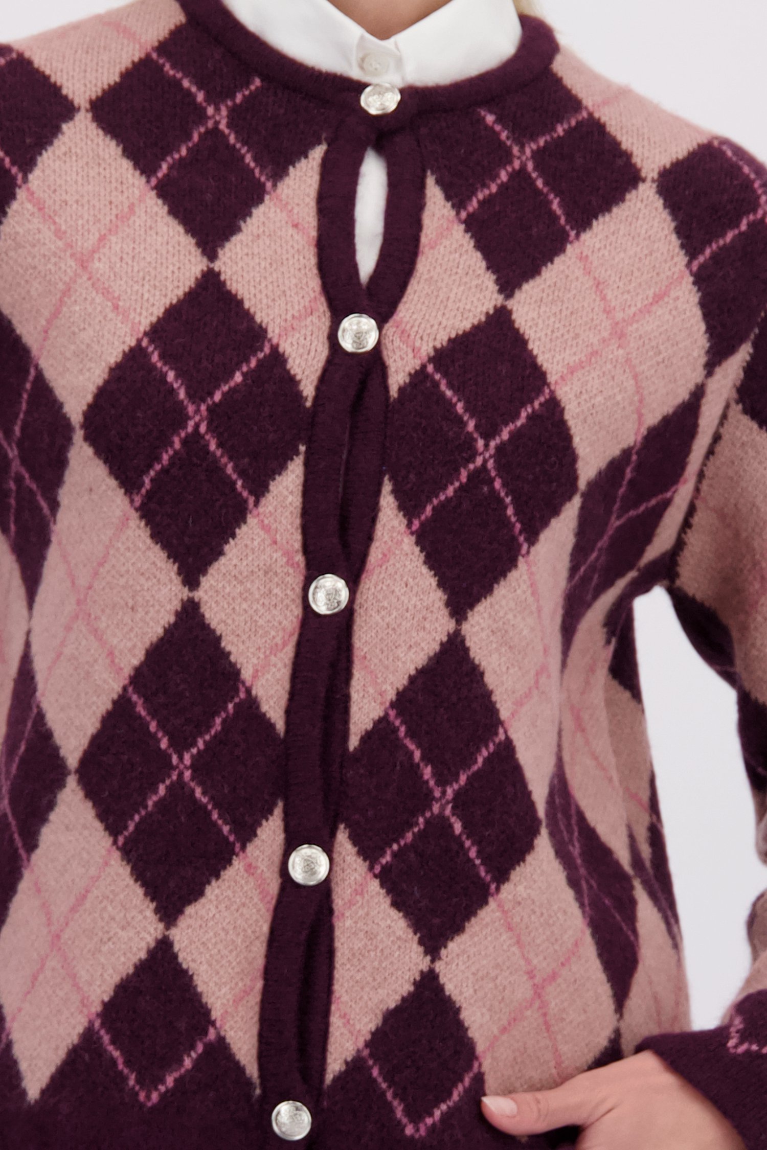 Détail de Cardigan à carreaux bordeaux et rose de More & More pour Femmes