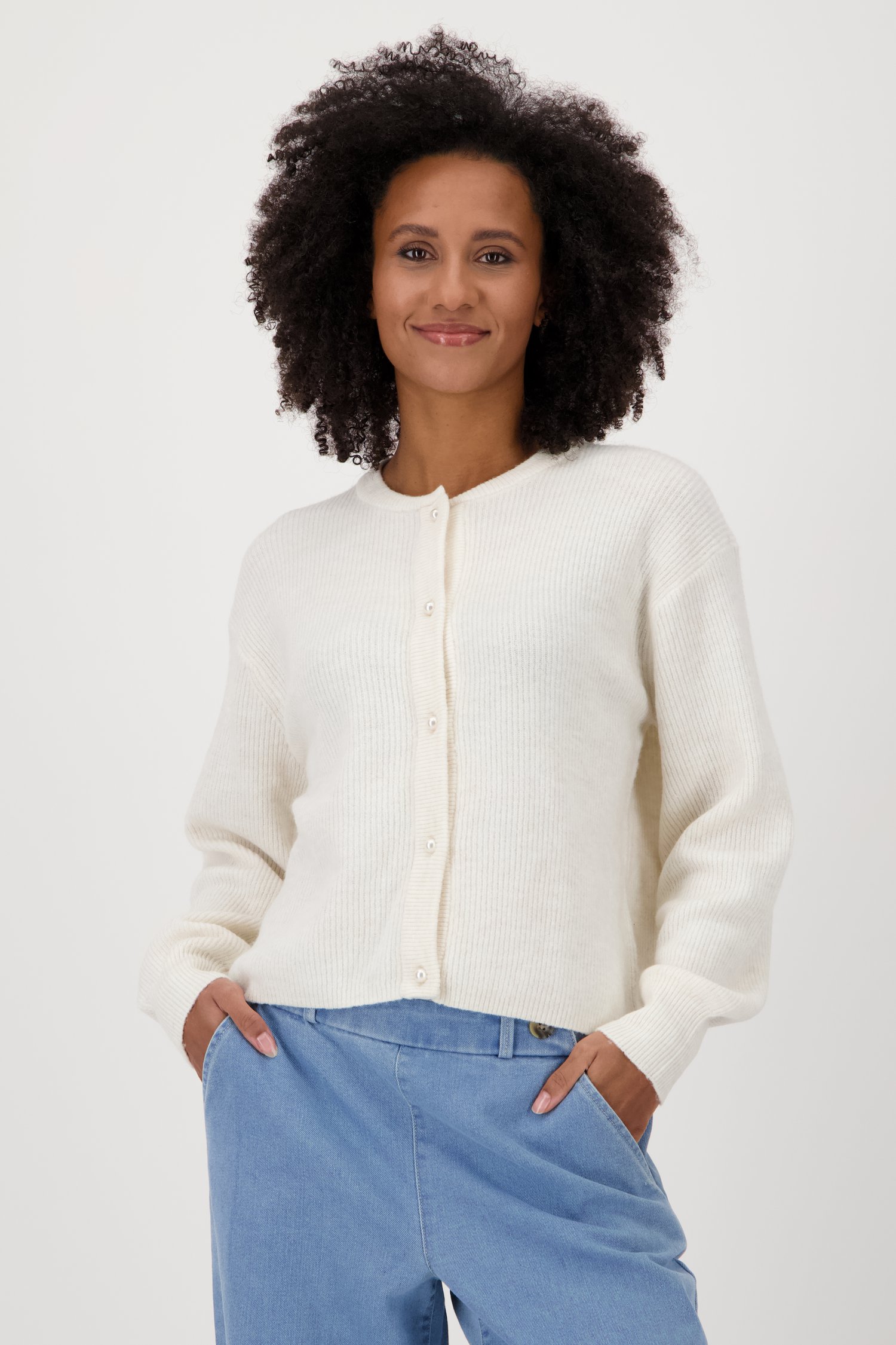 Le devant de Cardigan beige clair avec boutons de perles de JDY pour Femmes