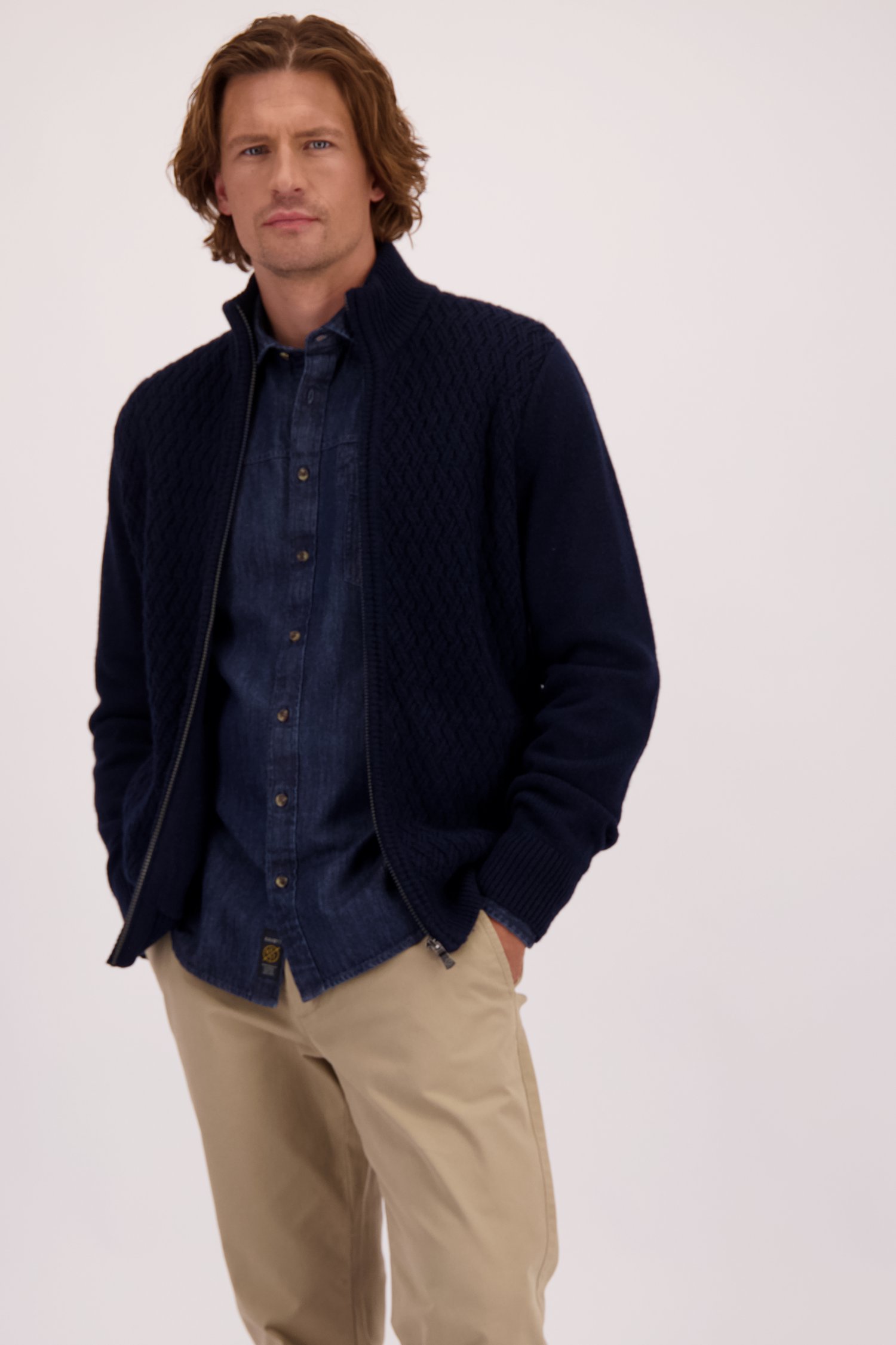 Le devant de Cardigan bleu marine zippé de Ravøtt pour Hommes