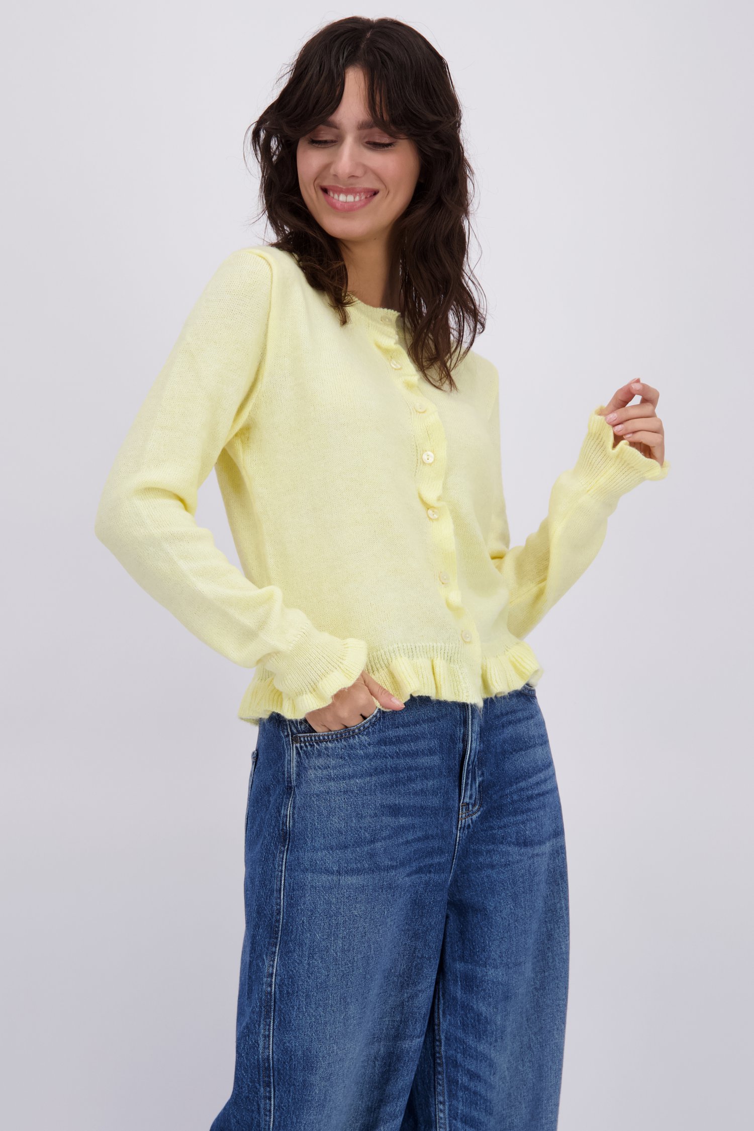 Le devant de Cardigan jaune pâle avec volants  de JDY pour Femmes