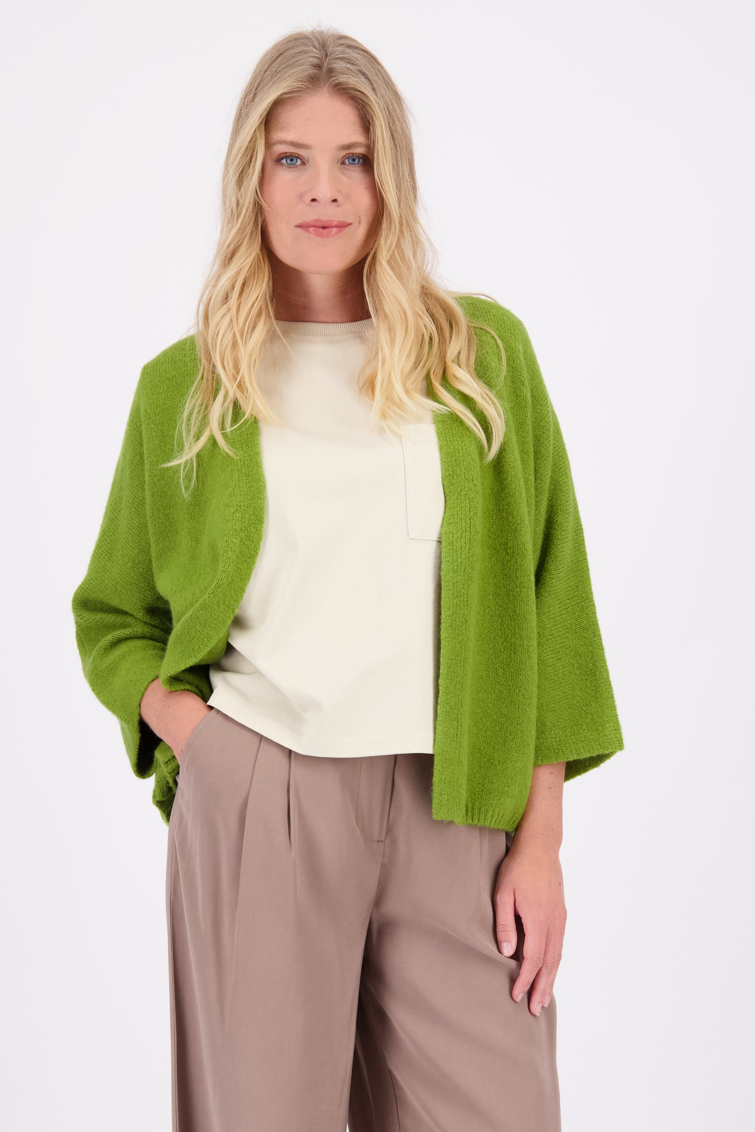 Le devant de Cardigan vert à manches trois-quarts de Libelle pour Femmes