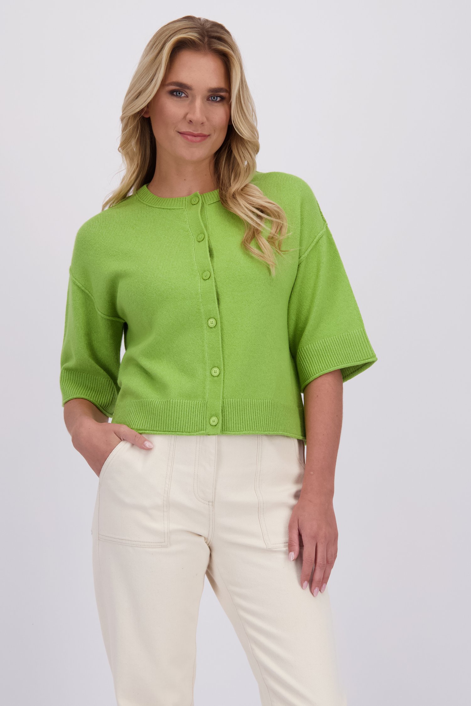 Le devant de Cardigan vert à manches trois-quarts de Libelle pour Femmes