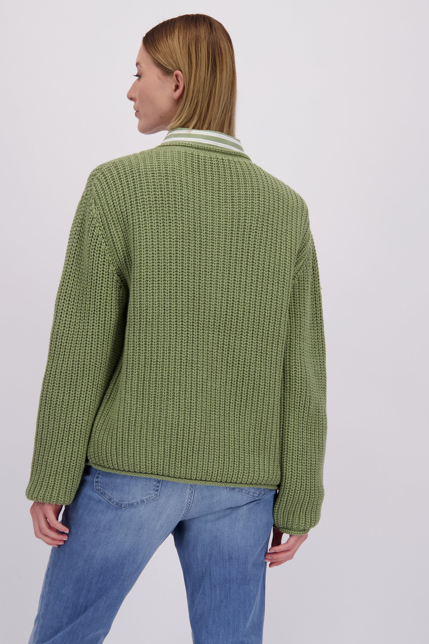 Le dos de Cardigan vert en maille avec boutons fantaisie de More & More pour Femmes