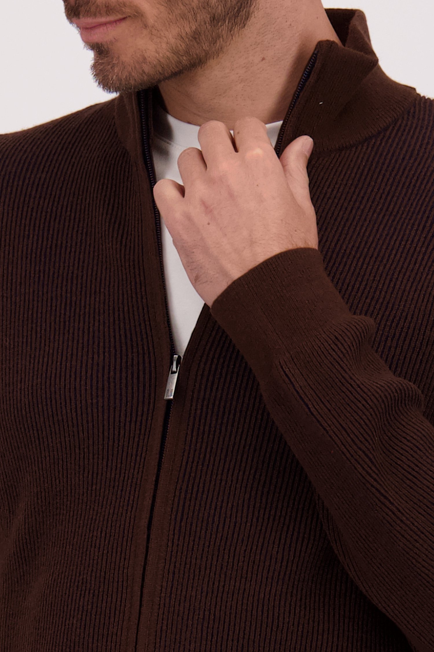 Détail de Cardigan zippé en laine marron de Upper East pour Hommes