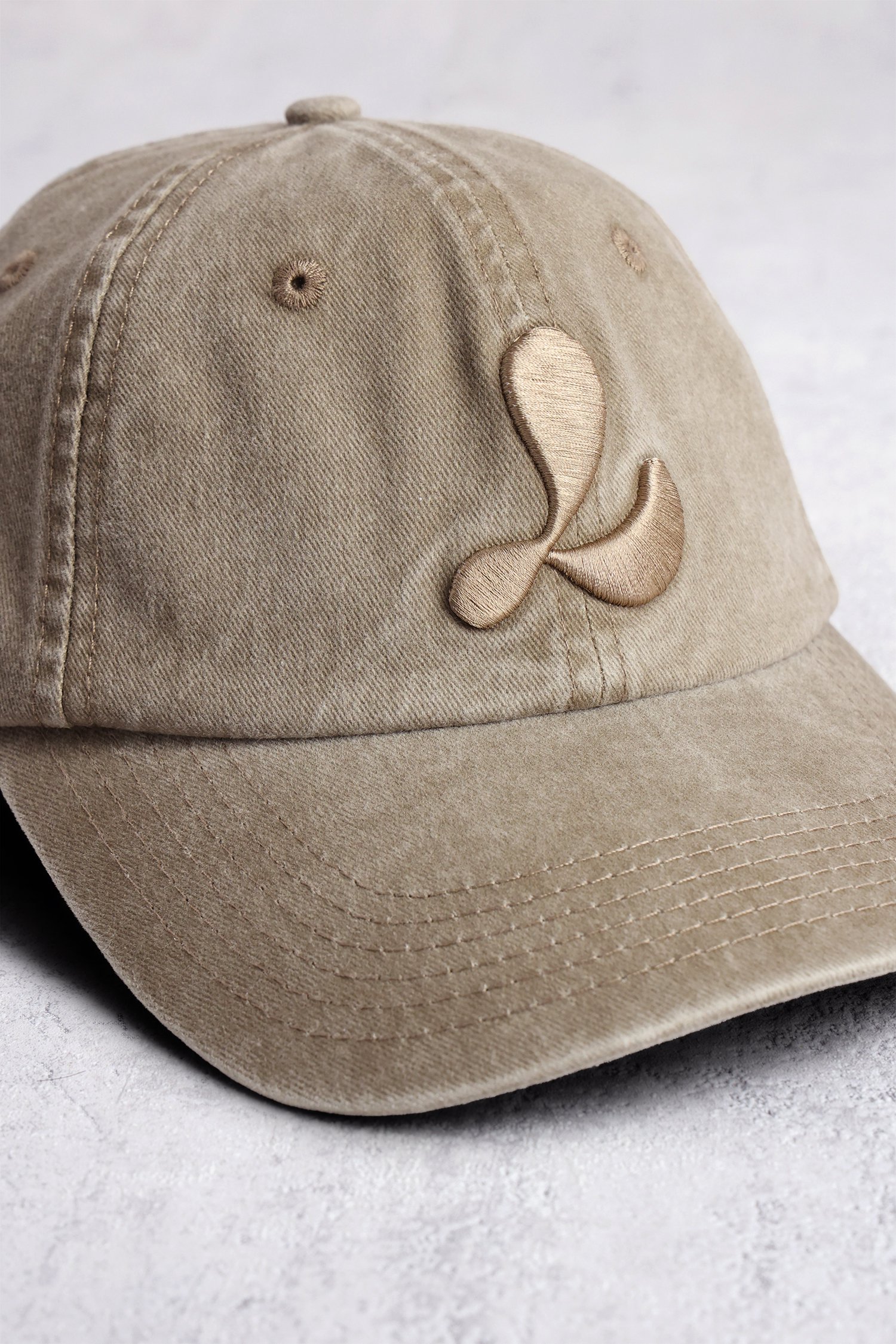 Le dos de Casquette beige à effet délavé de Louise pour Femmes