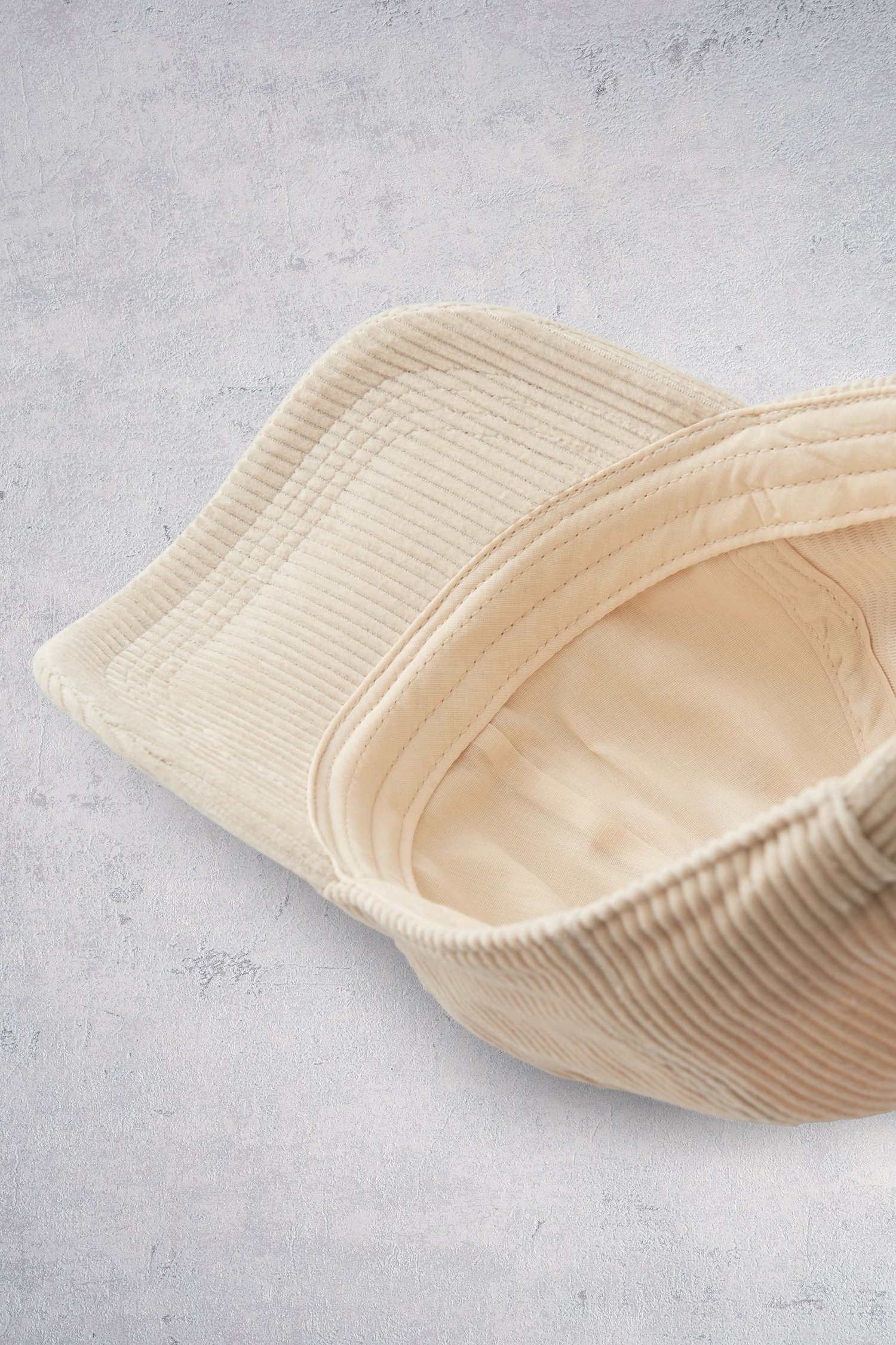 Détail de Casquette en velours côtelé beige de Opus pour Femmes