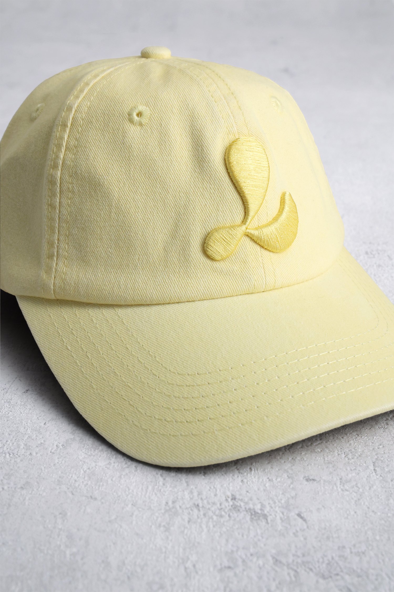 Le dos de Casquette jaune à effet délavé de Louise pour Femmes