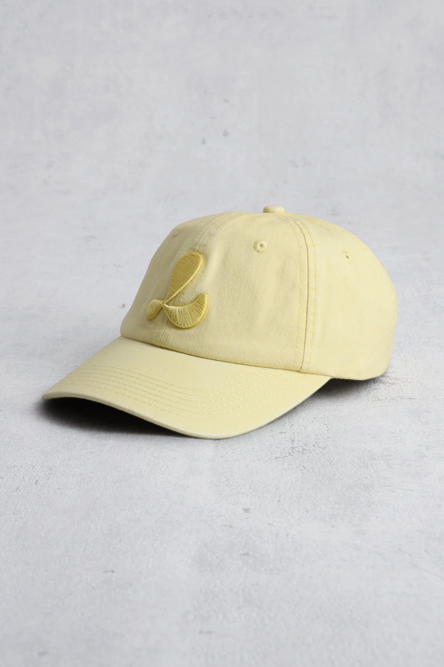 Le devant de Casquette jaune à effet délavé de Louise pour Femmes