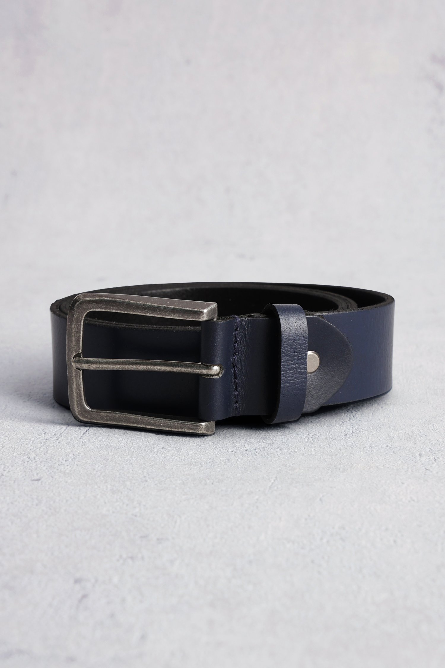 Le devant de Ceinture en cuir bleu marine de Liberty Island pour Hommes