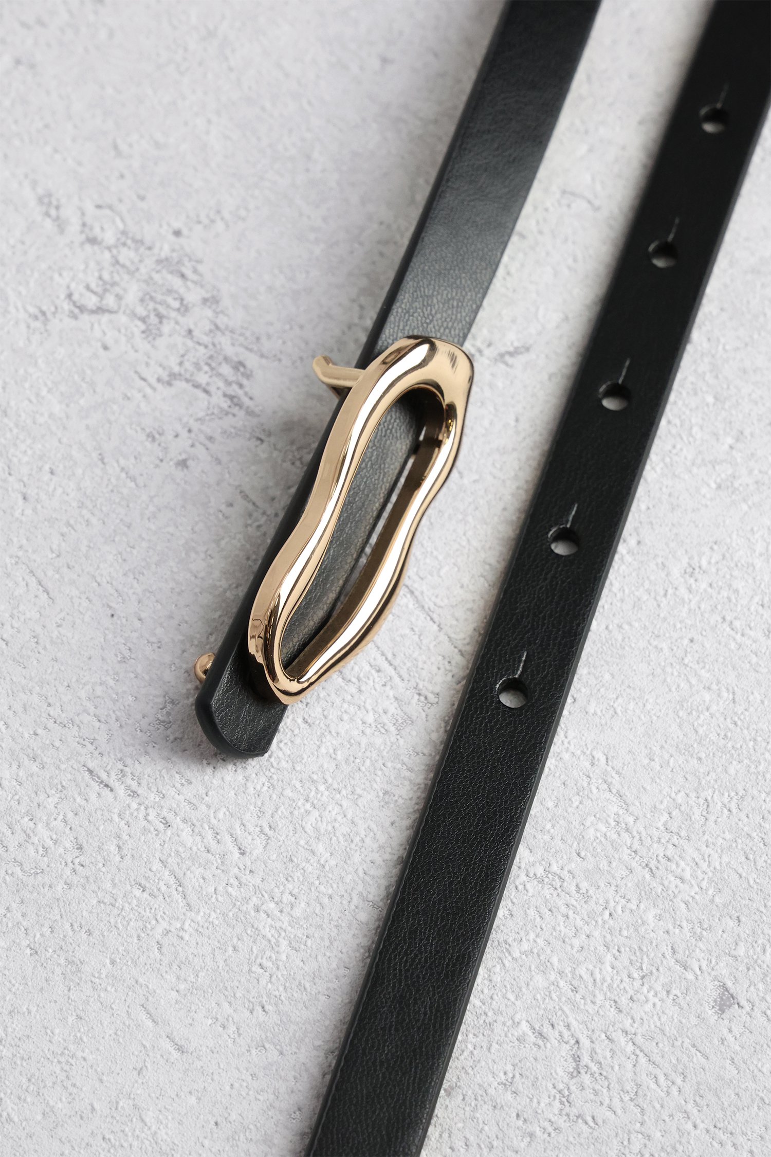 Ceinture fine noire avec boucle dorée de Louise pour Femmes