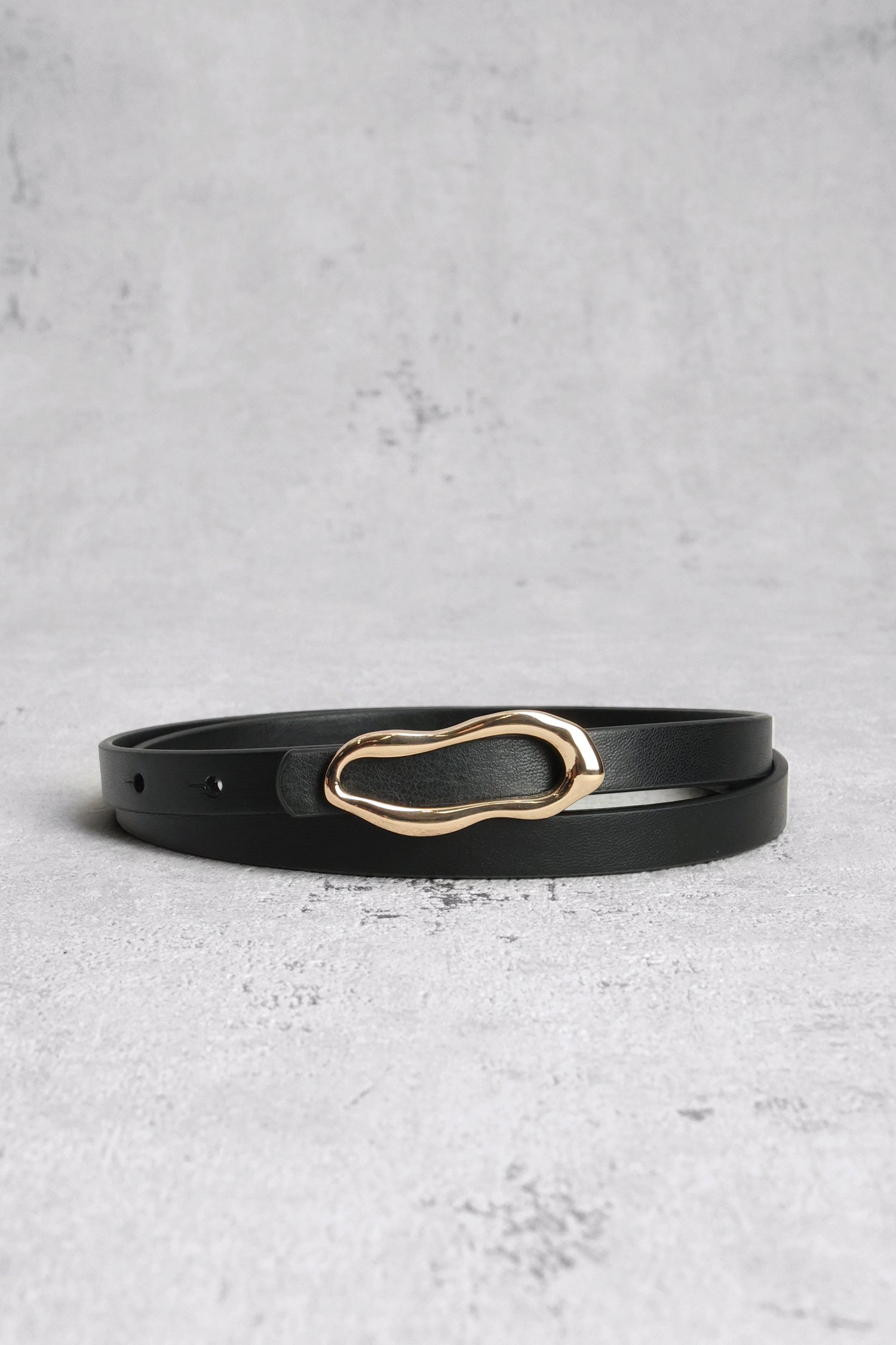 Ceinture fine noire avec boucle dorée de Louise pour Femmes