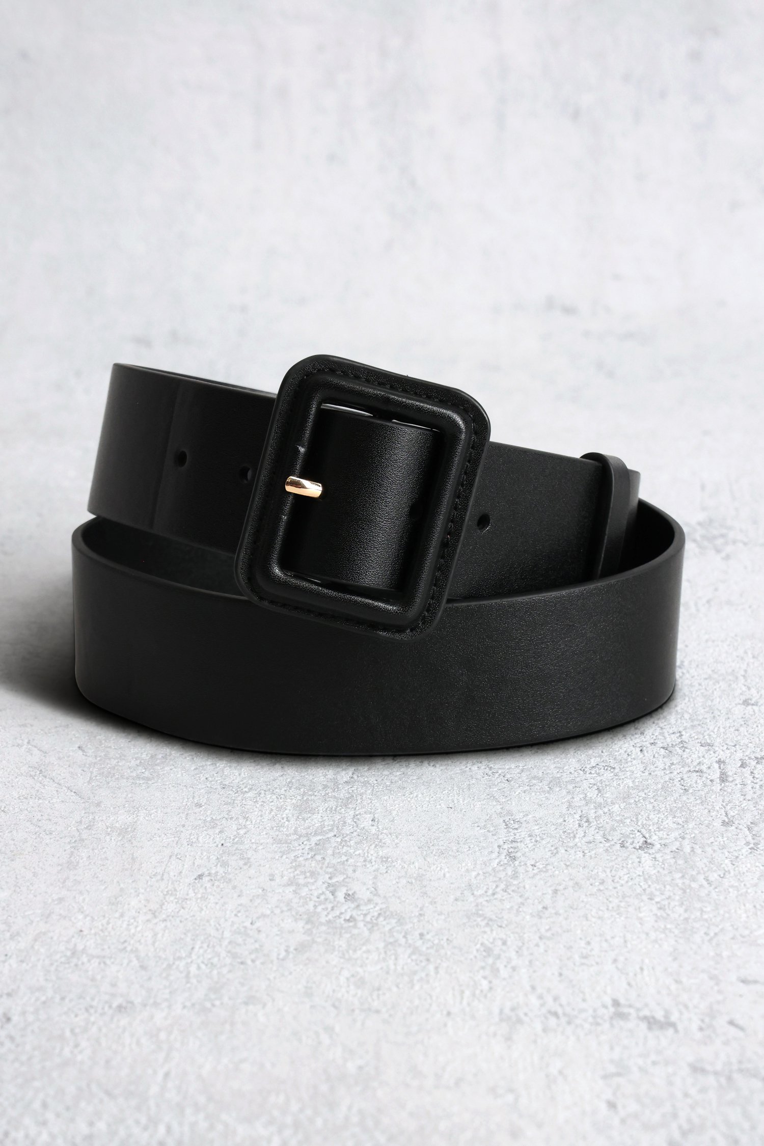 Le devant de Ceinture noire à boucle carrée	 de Liberty Island pour Femmes